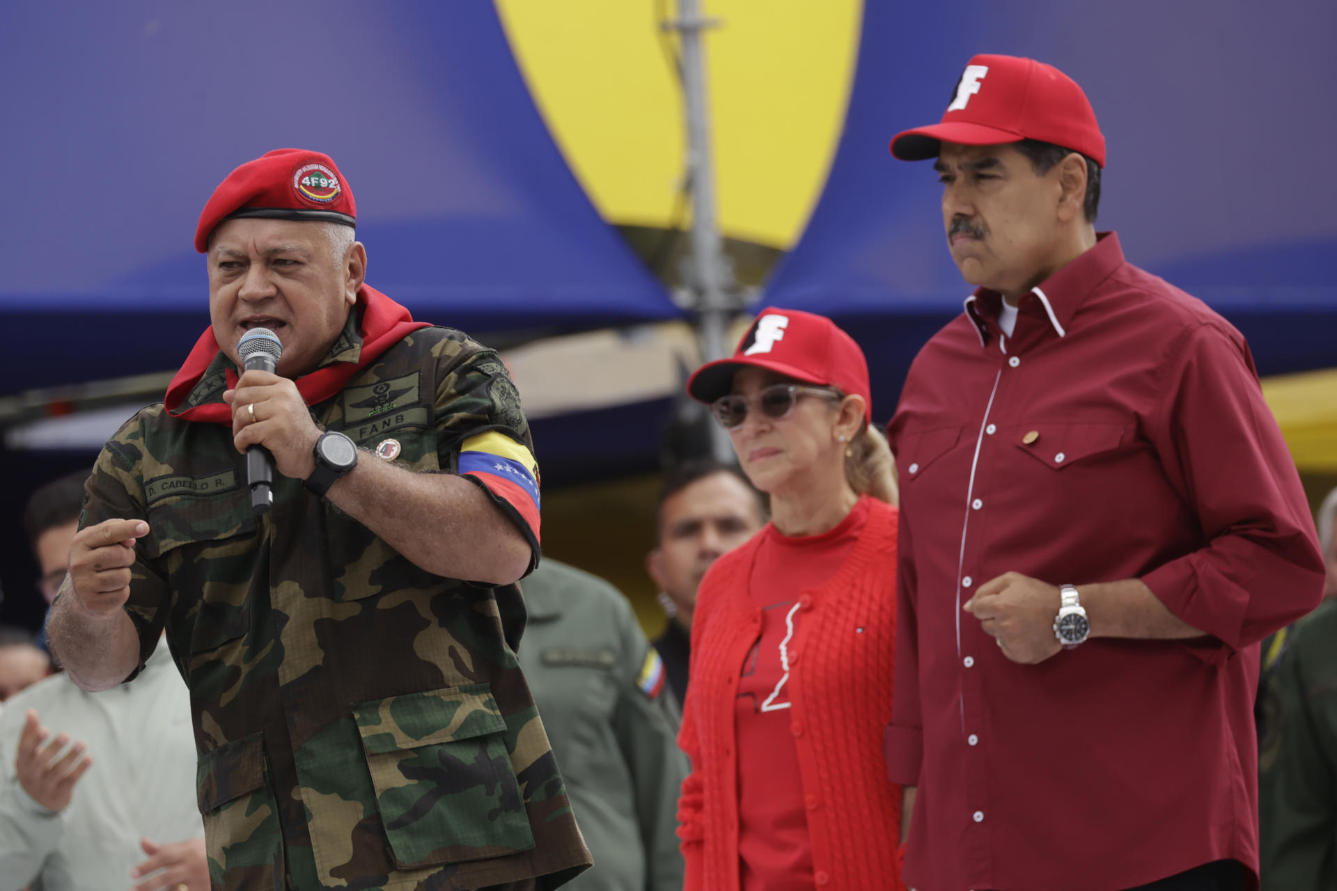 El titular de Interior de Venezuela, Diosdado Cabello (i), habla junto al líder chavista, Nicolás Maduro, en una fotografía de archivo. EFE/ Rayner Peña