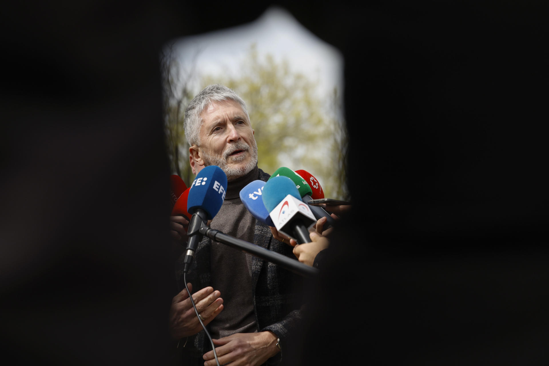 El ministro del Interior, Fernando Grande-Marlaska, atiende a la prensa a su llegada a su visita a las obras de construcción de la futura sede de la Jefatura del Servicio de Información de la Guardia Civil, este miércoles en Pozuelo de Alarcón (Madrid).- EFE/ Juan Carlos Hidalgo