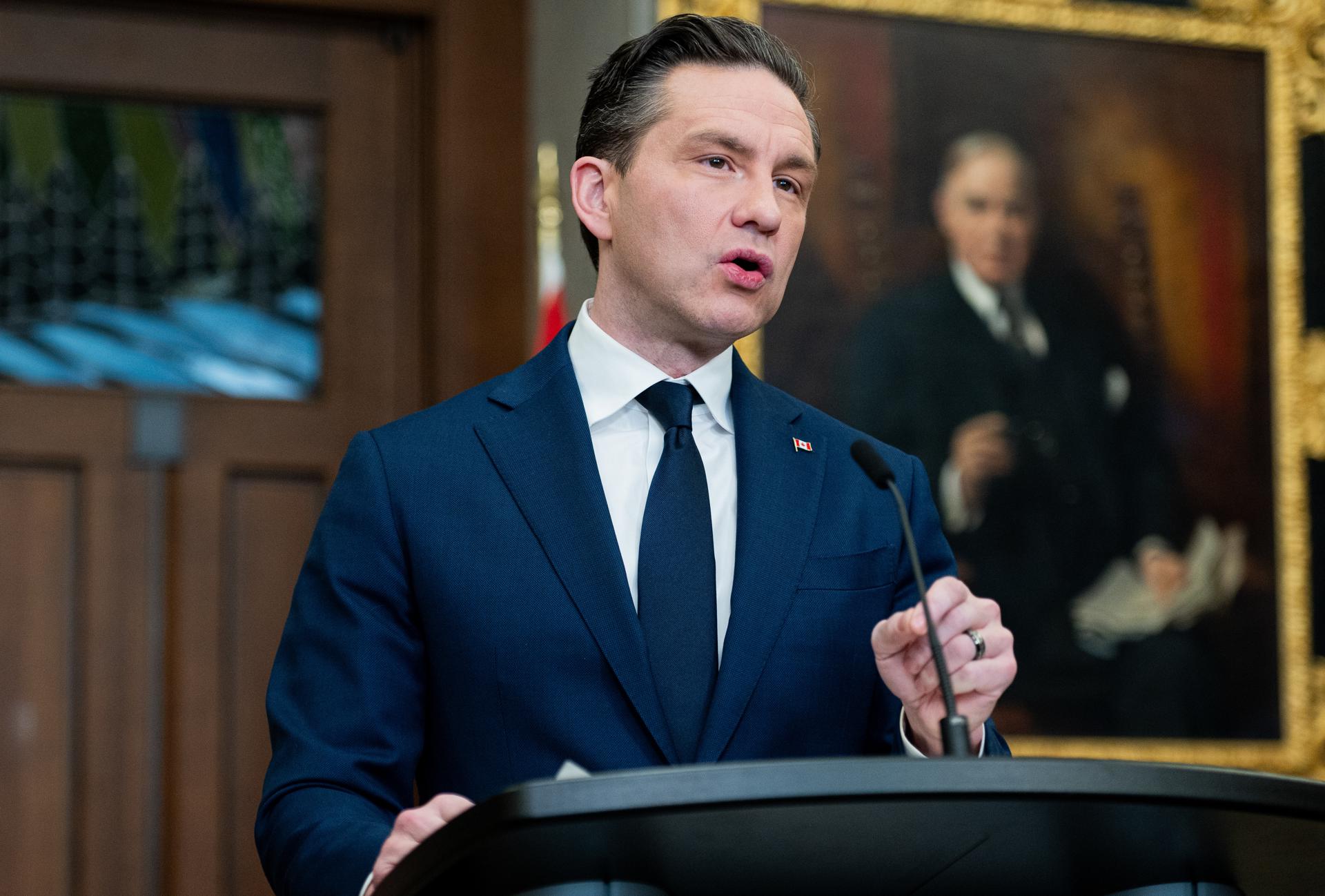 Fotografía de archivo del líder conservador canadiense Pierre Poilievre, hablando en conferencia de prensa en Ottawa (Canadá). EFE/Spencer Colby