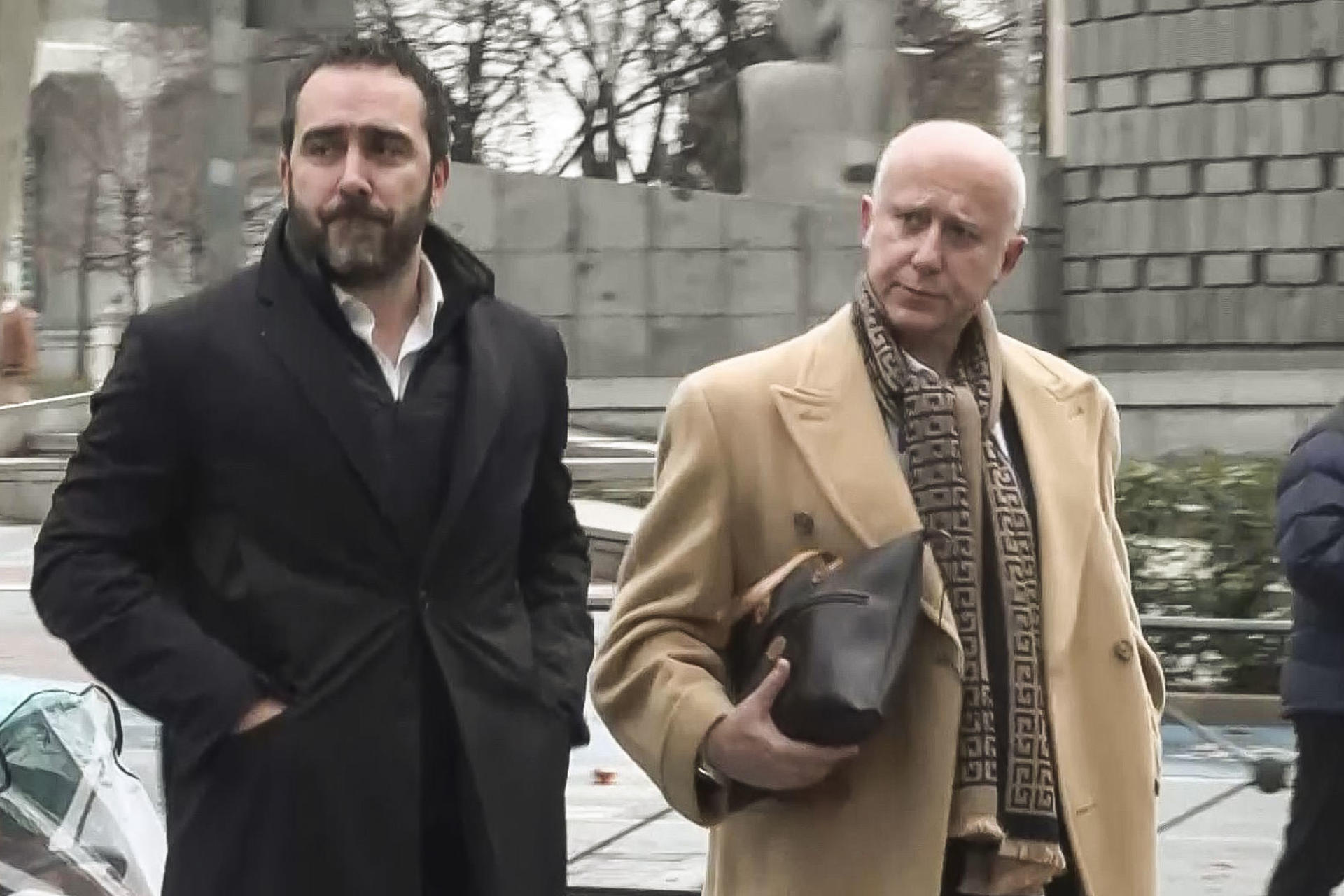 Imagen de archivo del empresario y comisionista Víctor de Aldama (i) a su llegada a los juzgados para declarar. EFE IMÁGENES: MANUEL ÚNICA.