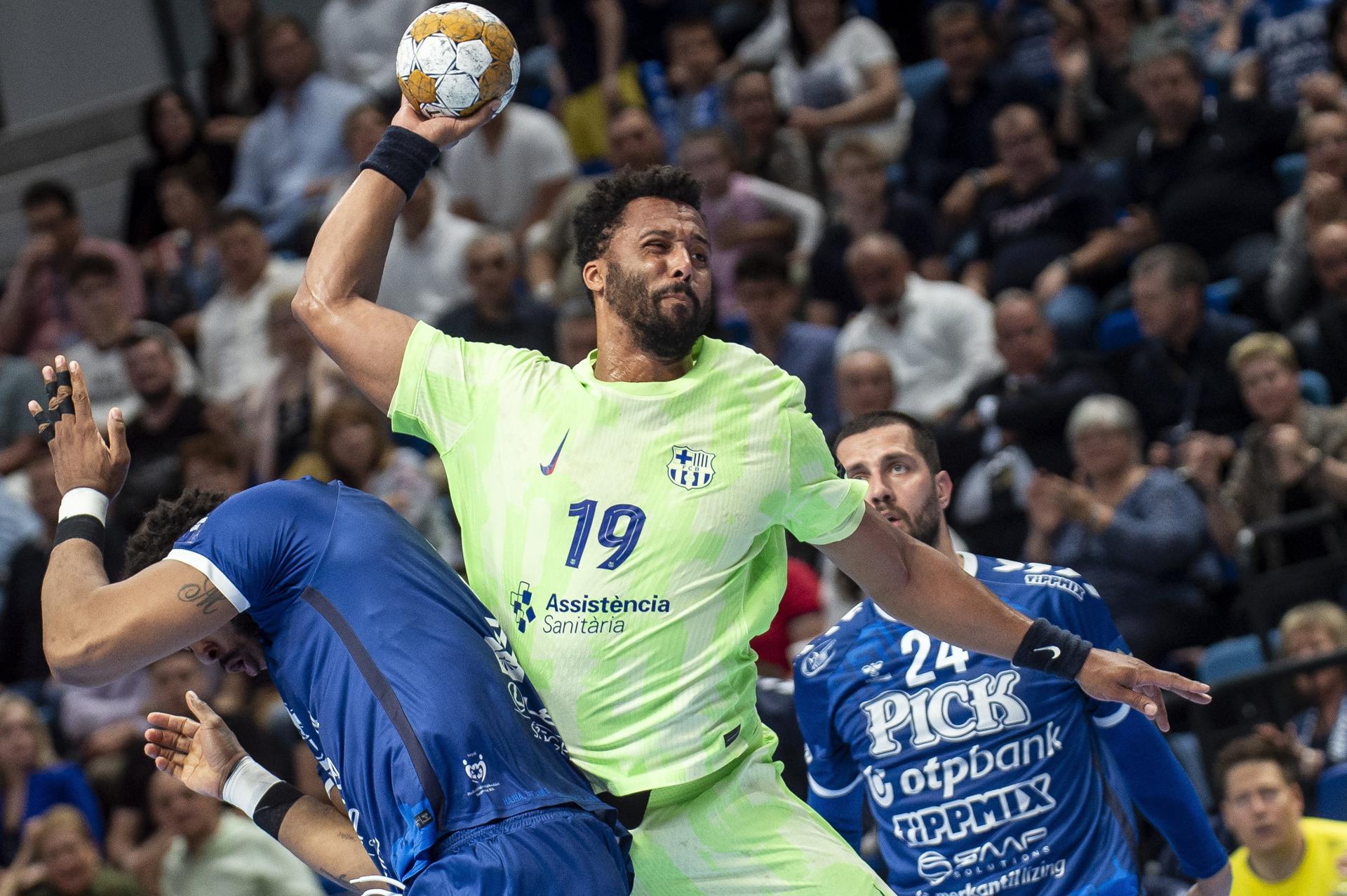 Timonthey N'Gussan (c), jugador del Barcelona, se dispone a lanzar a la meta del Pick Szeged en el partido de ida de los cuartos de final de la Liga de Campeones de balonmano. EFE/EPA/Sandor Ujvari HUNGARY OUT