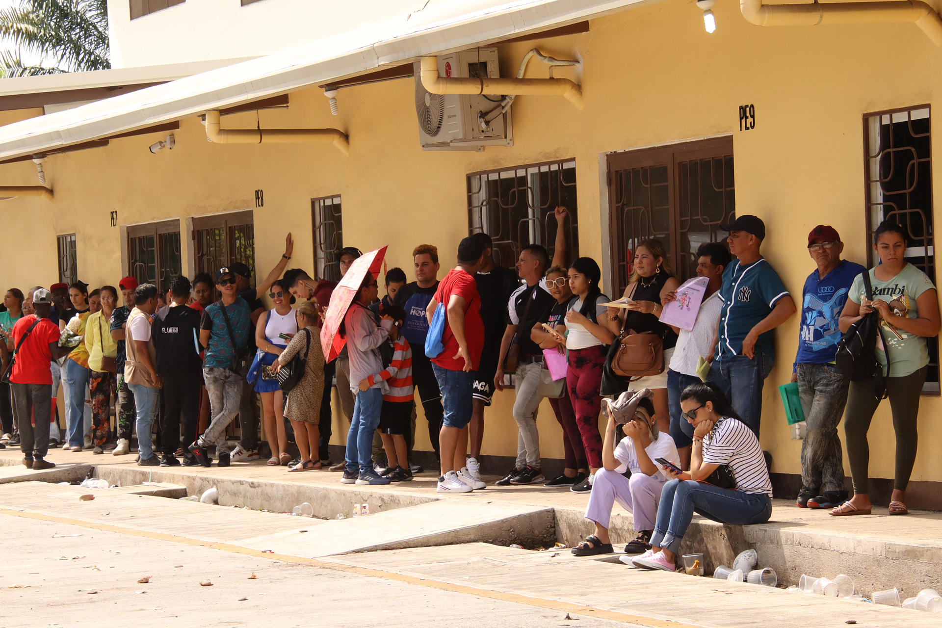 Migrantes hacen fila para solicitar asilo este viernes en el municipio de Tapachula, en el estado de Chiapas (México). EFE/ Juan Manuel Blanco