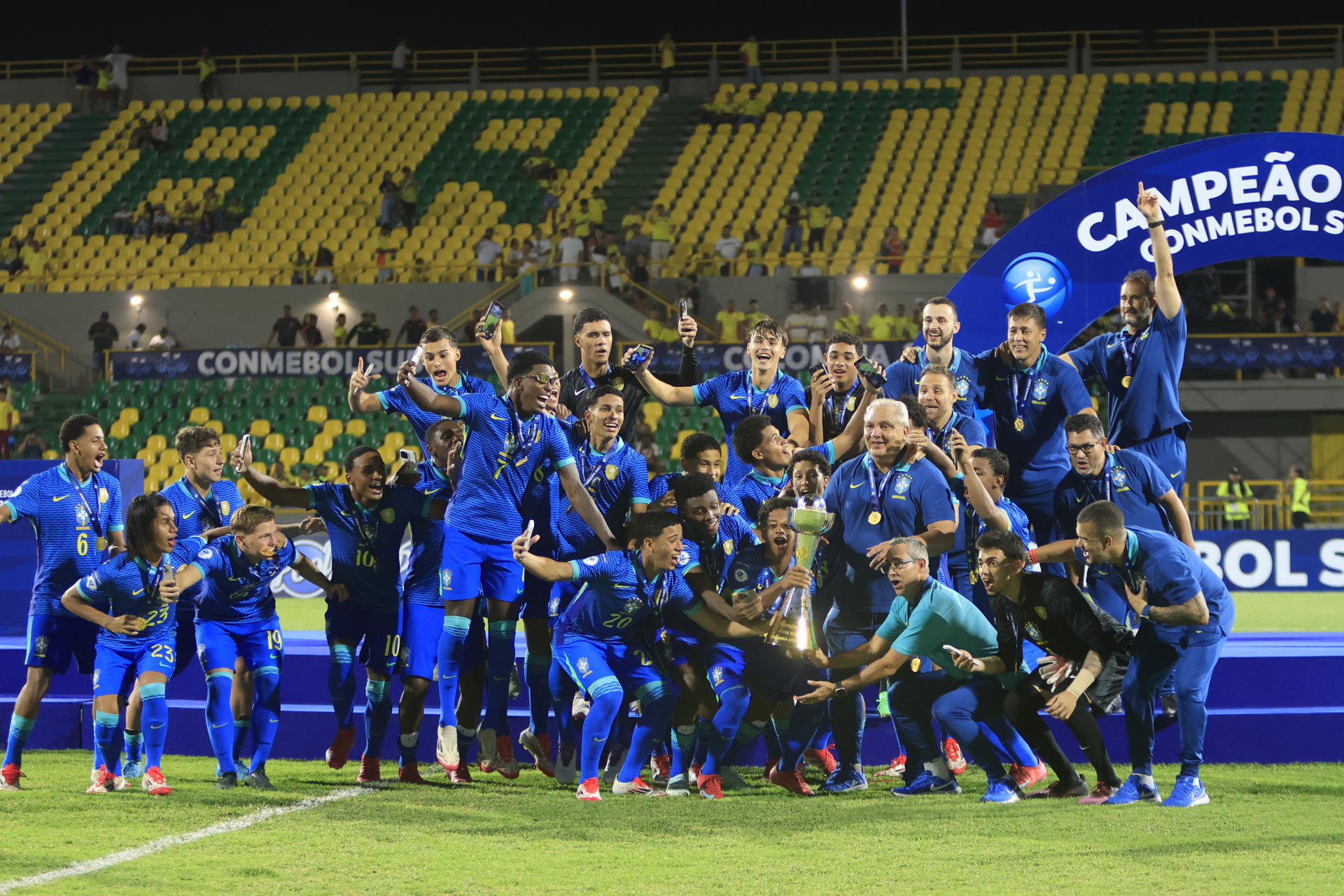 Los jugadores de la selección sub-17 de fútbol de Brasil celebran este sábado la conquista por decimocuarta vez del Campeonato Sudamericano de la categoría al vencer en tanda de penaltis a Colombia tras igualar 1-1 en el tiempo reglamentario del partido jugado en la ciudad caribeña de Cartagena.  EFE/ Ricardo Maldonado Rozo