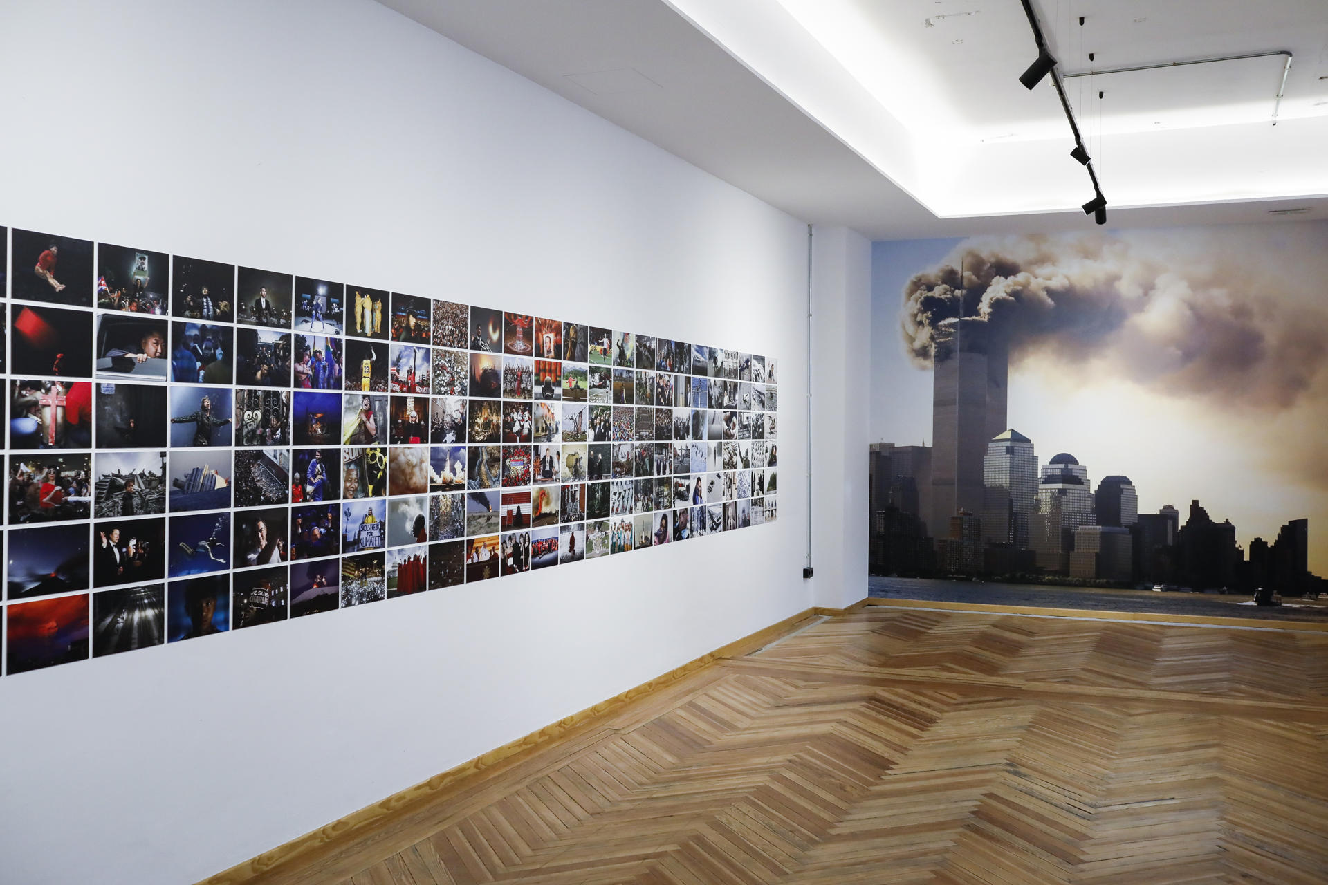Vista general de las fotografías que forman parte de la exposición 'Tu memoria colectiva', un relato artístico de los hechos, movimientos y protagonistas de la historia universal reciente que puede verse en Burgos, la ciudad que hace 86 años vio nacer a la Agencia EFE, desde este lunes y hasta el 31 de mayo. EFE/David Fernández