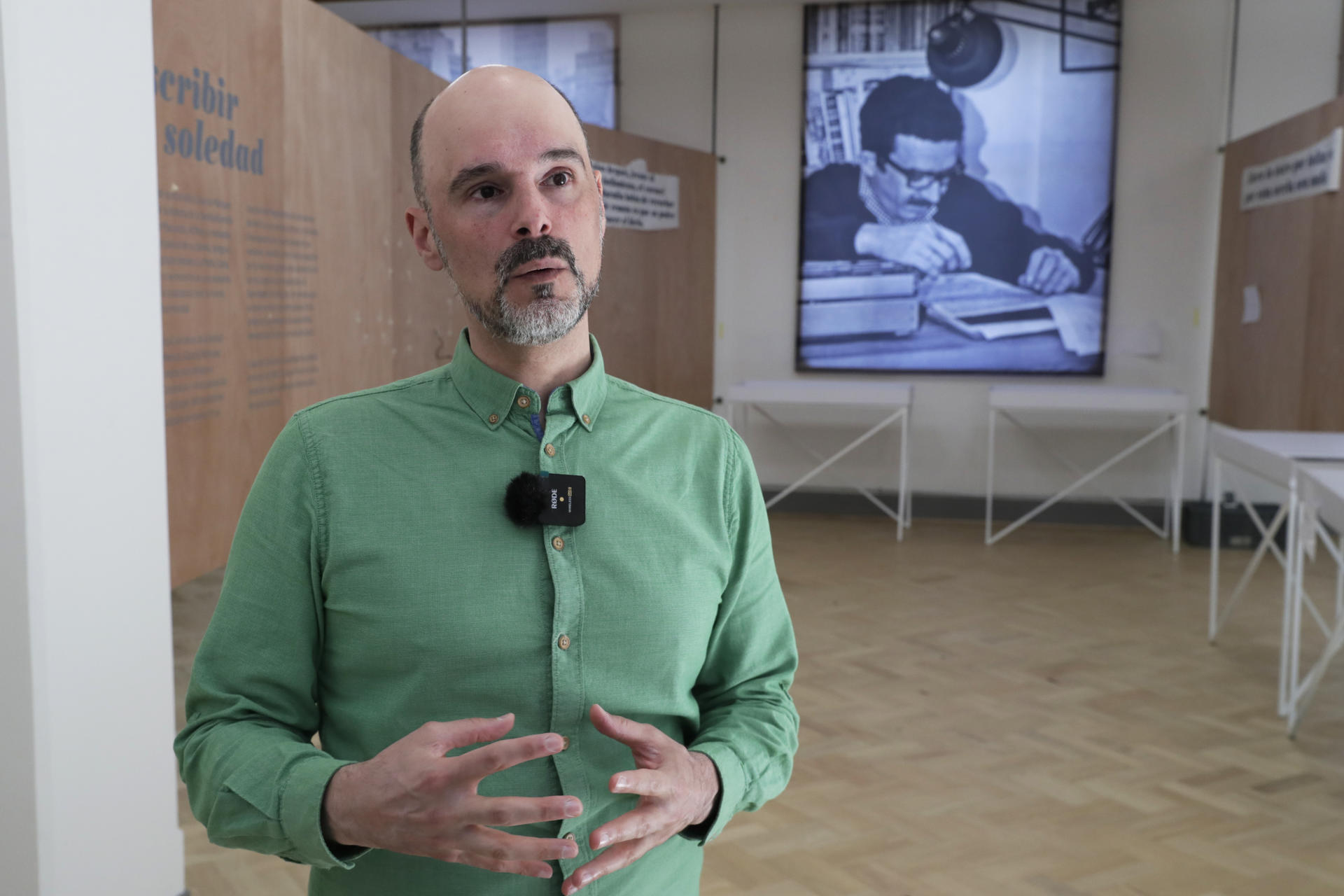 El historiador y sociólogo español Álvaro Santana Acuña habla en una entrevista con EFE este lunes durante el montaje de la exposición "Todo se sabe: el cuento de la creación de Gabo" en Bogotá (Colombia). EFE/ Carlos Ortega