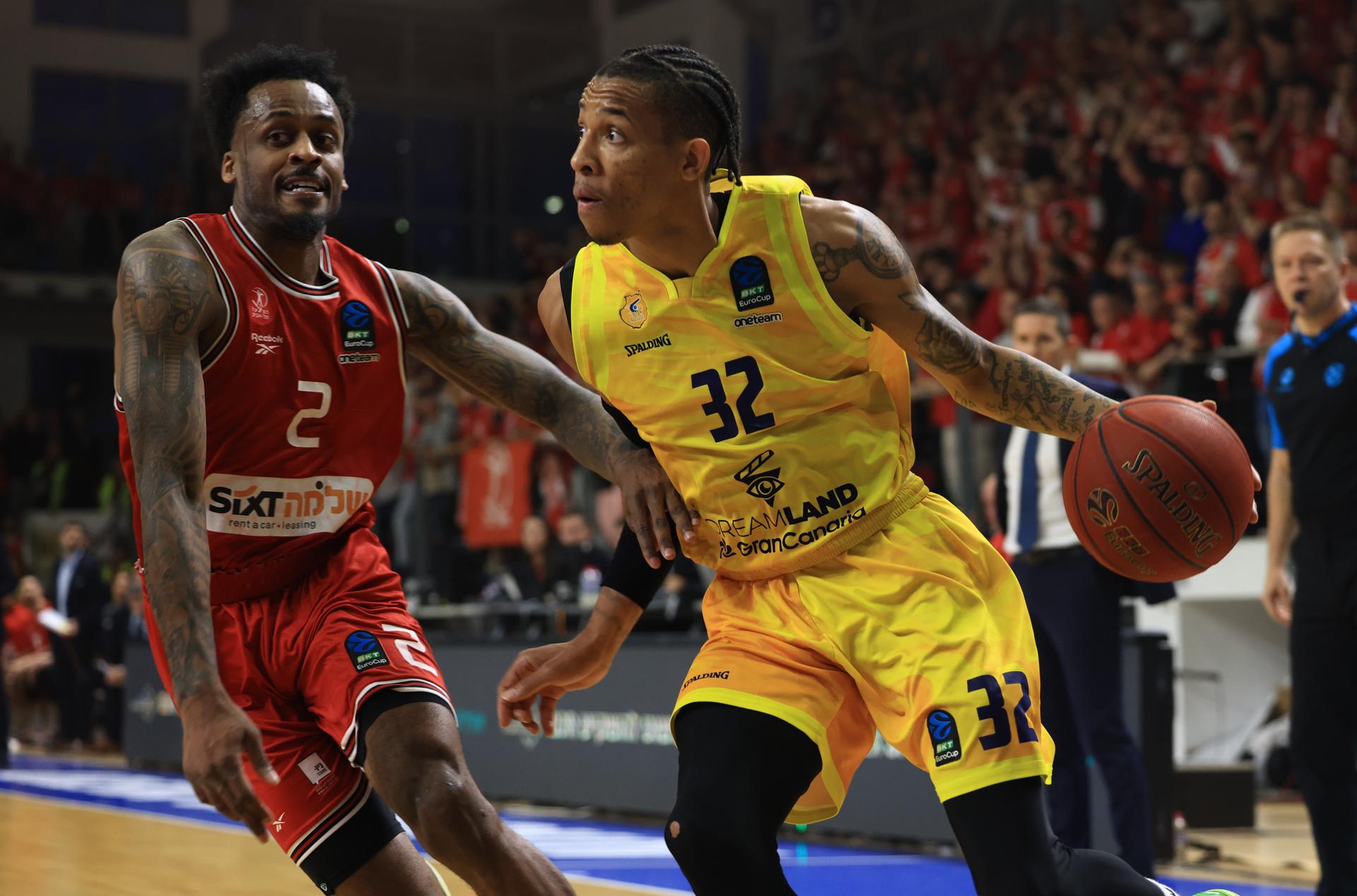 El jugador Antonio Blakeney (I), del Hapoel Shiomo Tel Aviv Roster, en acción ante Joe Thomasson (d), del Dreamland Gran Canaria, durante el partido de la EuroCup basketball jugado en Samokov, Bulgaria. EFE/EPA/VASSIL DONEV