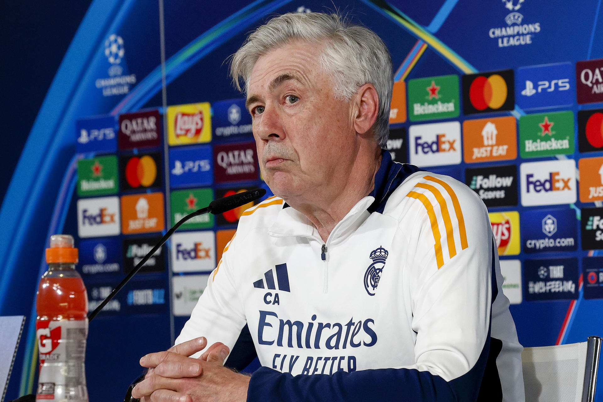 El entrenador del Real Madrid, Carlo Ancelotti, ofrece una rueda de prensa este martes, en la Ciudad Real Madrid de Valdebebas, previa al partido de mañana de la Liga de Campeones ante el Arsenal. EFE/ J.P.Gandul