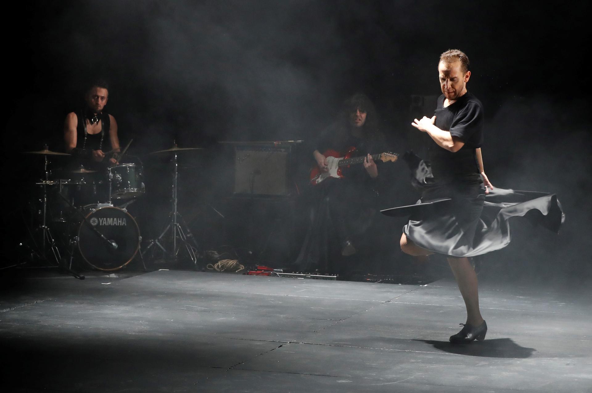 Imagen de archivo del bailaor Manuel Liñán durante un espectáculo. EFE/ J.j. Guillén