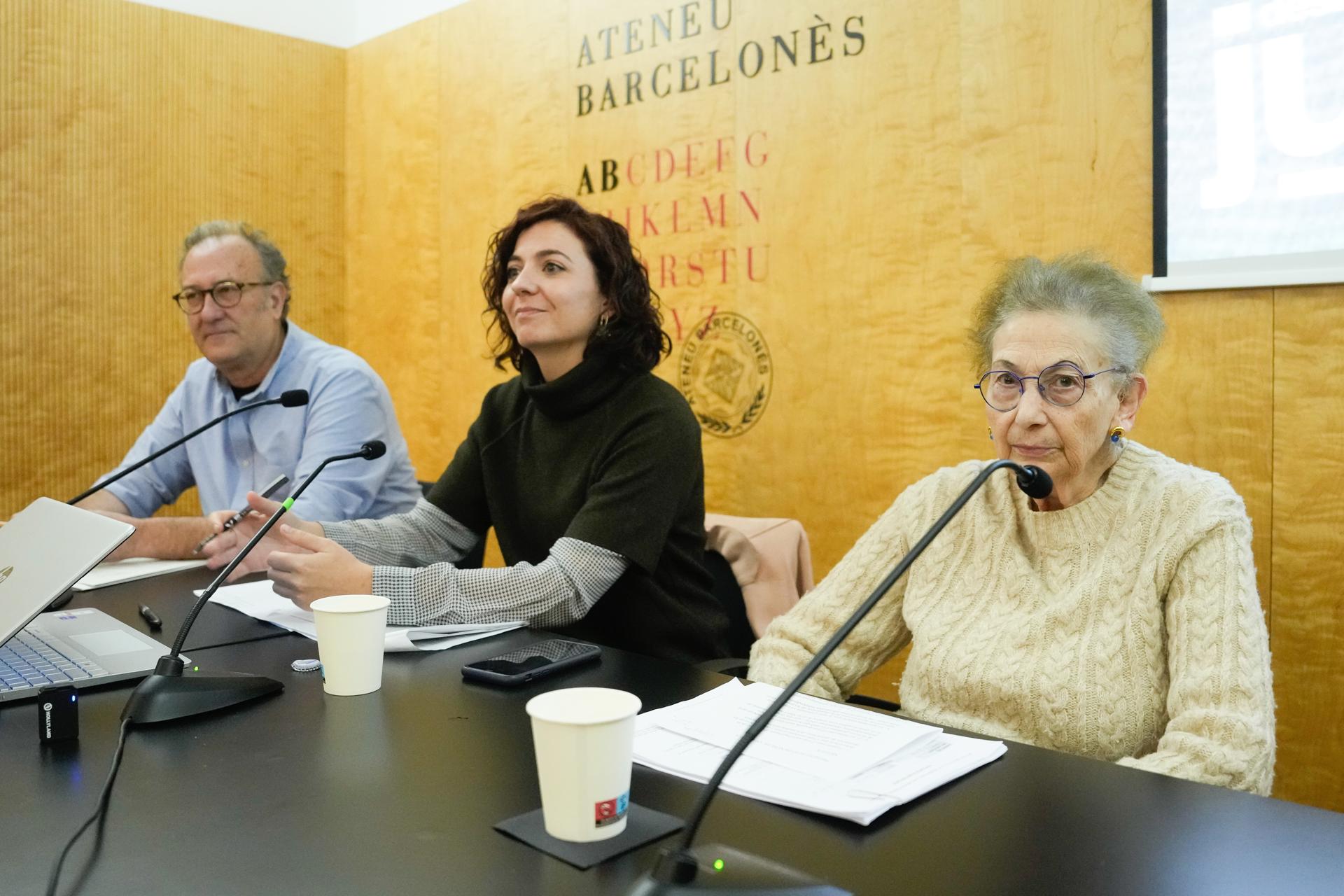 En una imagen de archivo el presidente de Òmnium, Xavier Antich (i), la coordinadora de litigio estratégico de Irídia, la letrada Sònia Olivella (c), y la única de las dos hermanas que sigue viva, Blanca Serra (d), en el Ateneu Barcelonès..EFE/ Enric Fontcuberta
