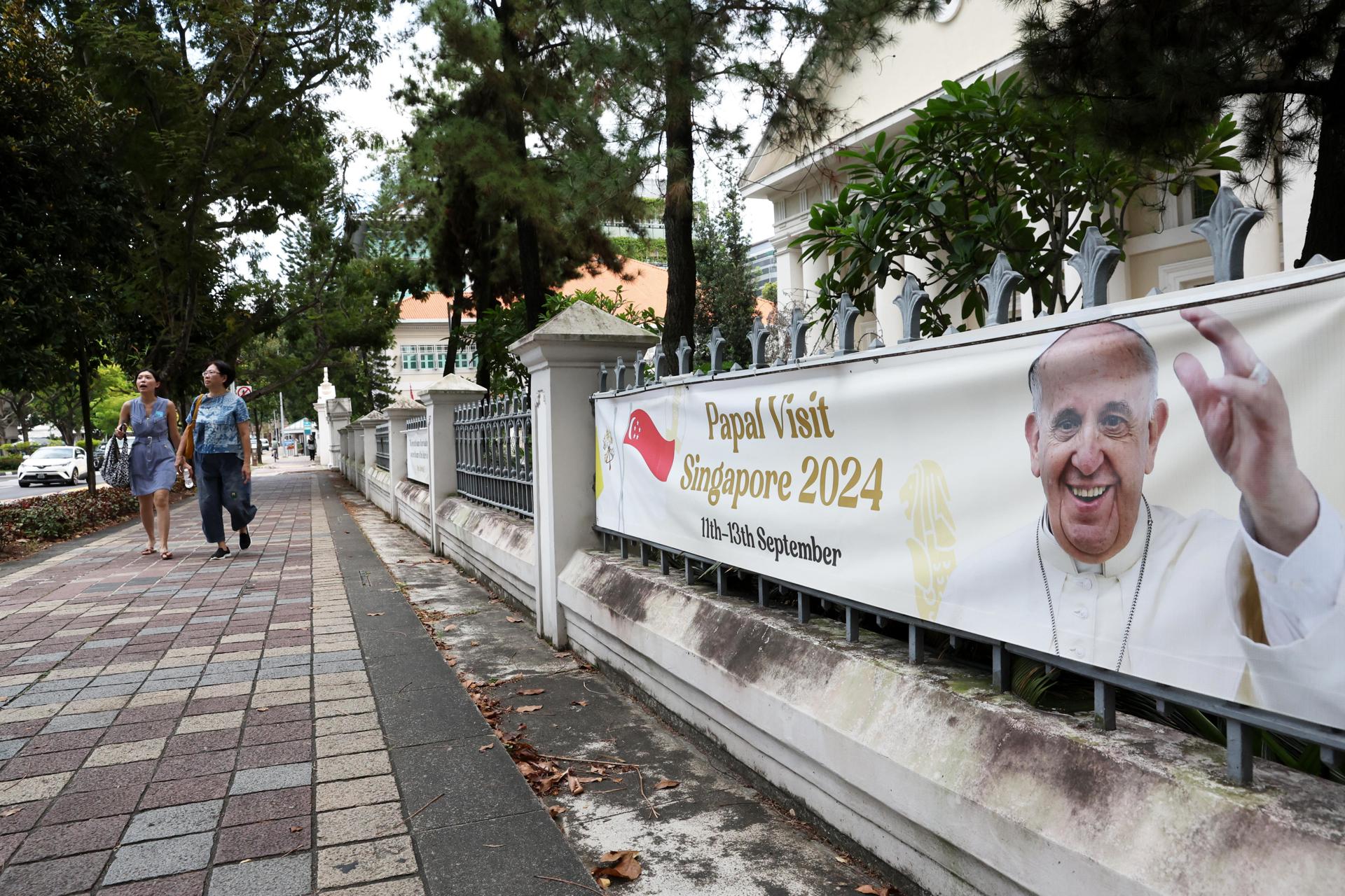 Fotografía de archivo, tomada el 11/09/2024, que muestra un cartel que anunciaba la visita del papa Francisco a Singapur. EFE/EPA/HOW HWEE YOUNG