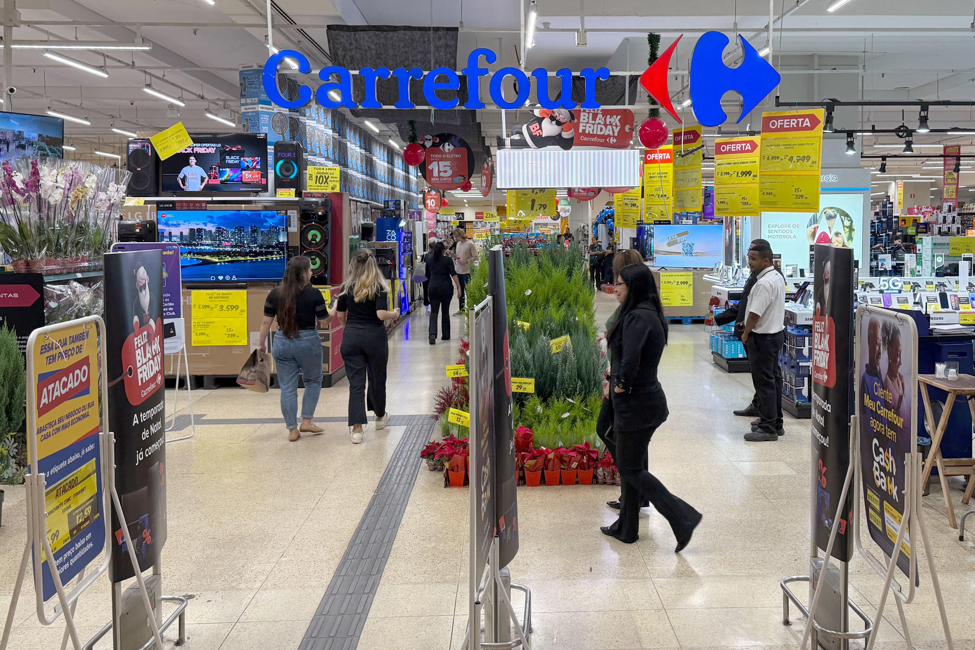 Fotografía de archivo de personas mientras caminan en un supermercado Carrefour en São Paulo (Brasil). EFE/ Isaac Fontana