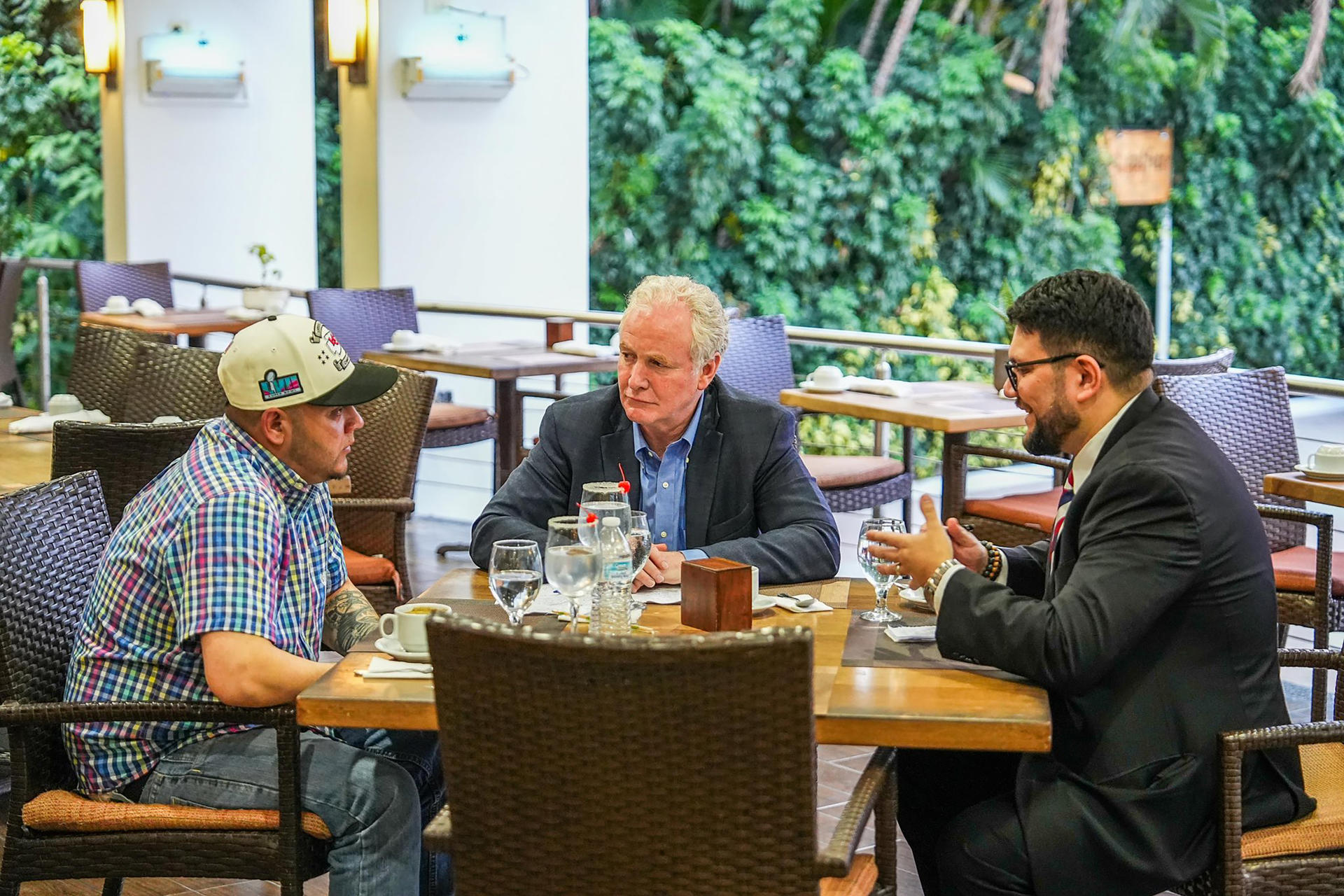 Fotografía tomada el pasado 18 de abril de la cuenta oficial en la red social X del presidente de El Salvador, Nayib Bukele, donde se observa una reunión con Kilmar Ábrego García (i) y el senador demócrata estadounidense Chris Van Hollen (c), en San Salvador (El Salvador). EFE/Cuenta Oficial del Presidente de El Salvador, Nayib Bukele, en la red social X