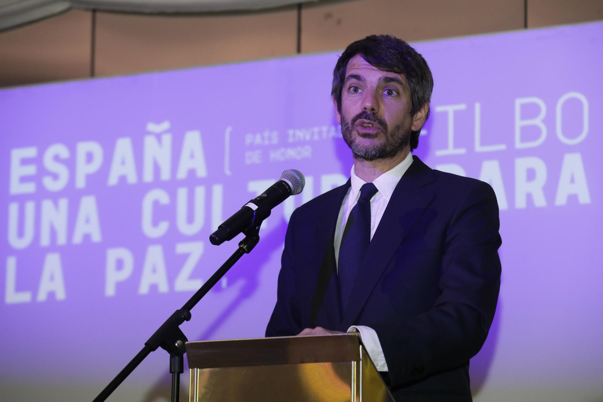 El ministro de Cultura de España, Ernest Urtasun, habla este viernes durante la inauguración del pabellón de España en la XXXVII Feria Internacional del Libro de Bogotá (FILBo 2025) que se realiza en el recinto ferial de Corferias. EFE/ Carlos Ortega