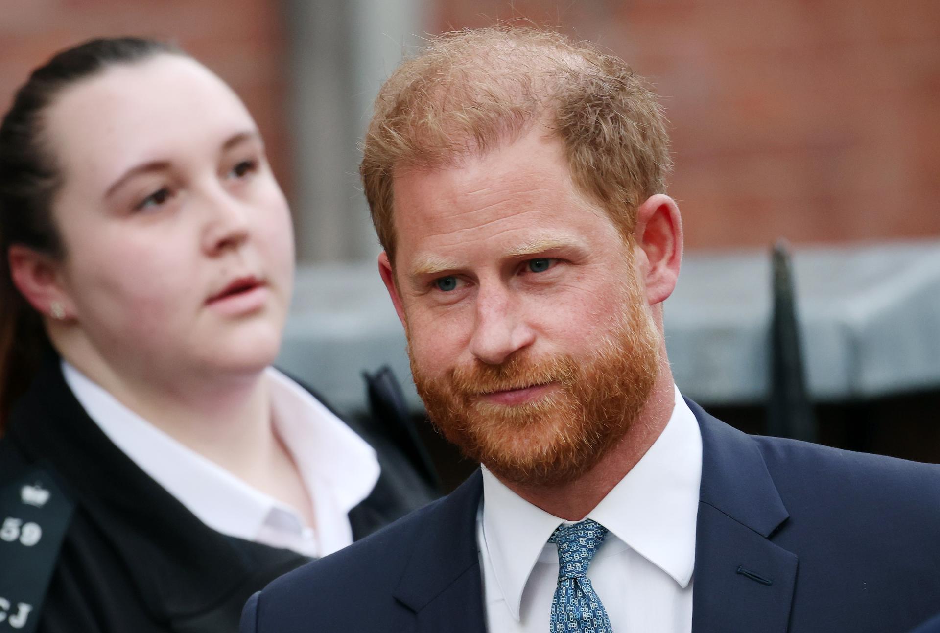 El Príncipe Harry de Gran Bretaña (D) sale del Tribunal Superior en Londres, Gran Bretaña, 08 de abril de 2025. El príncipe Harry está apelando contra un fallo del Tribunal Superior que establece que no debería recibir el mismo nivel de protección que se otorga a otros miembros en ejercicio de la familia real. (United Kingdom, London) EFE/EPA/ANDY RAIN