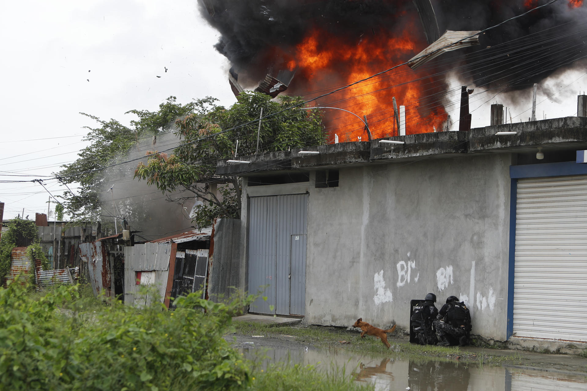Fotografía que muestra una explosión controlada en una casa del cantón de Durán este viernes, durante un operativo de seguridad realizado por la policía ecuatoriana en Durán en la provincia de Guayas (Ecuador). EFE/ Carlos Durán Araújo
