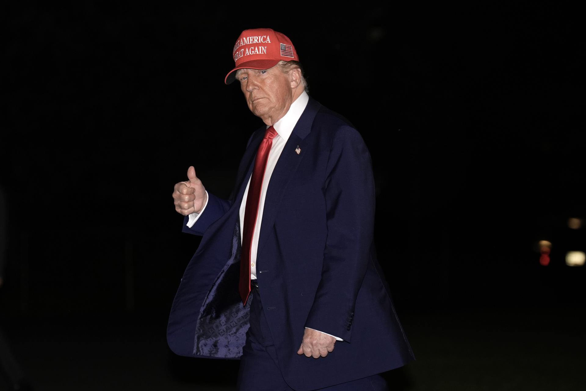 El presidente estadounidense Donald Trump regresa a la Casa Blanca en Washington, DC, EE. UU., 29 de abril de 2025, después de un mitin para conmemorar sus 100 días en el cargo en Michigan. EFE/EPA/Yuri Gripas / POOL