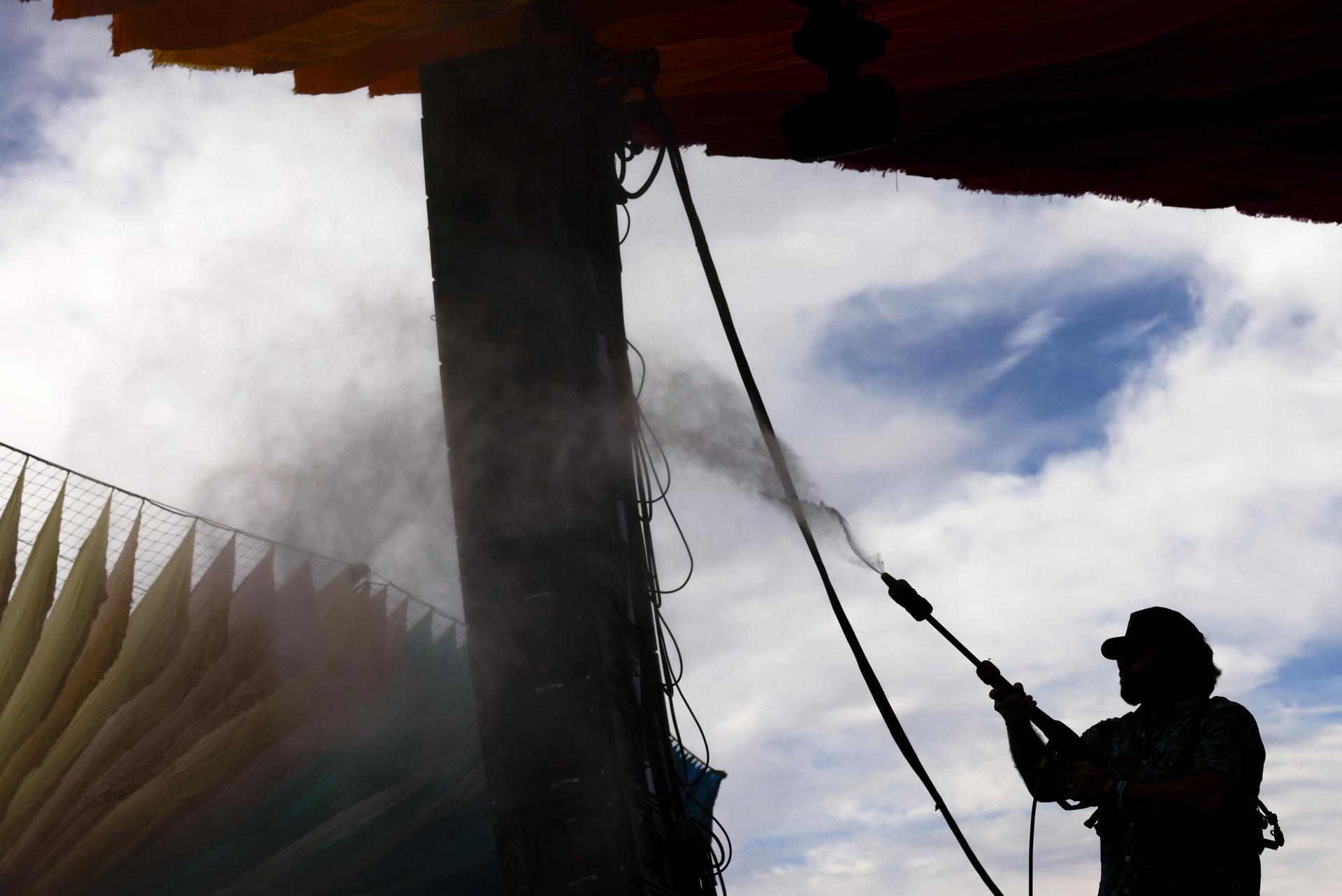 Una persona rocía a los asistentes con agua durante el Festival de Música y Artes de Coachella Valley en Indio, California, EE. UU., el 12 de abril de 2025. EFE/EPA/CAROLINE BREHMAN