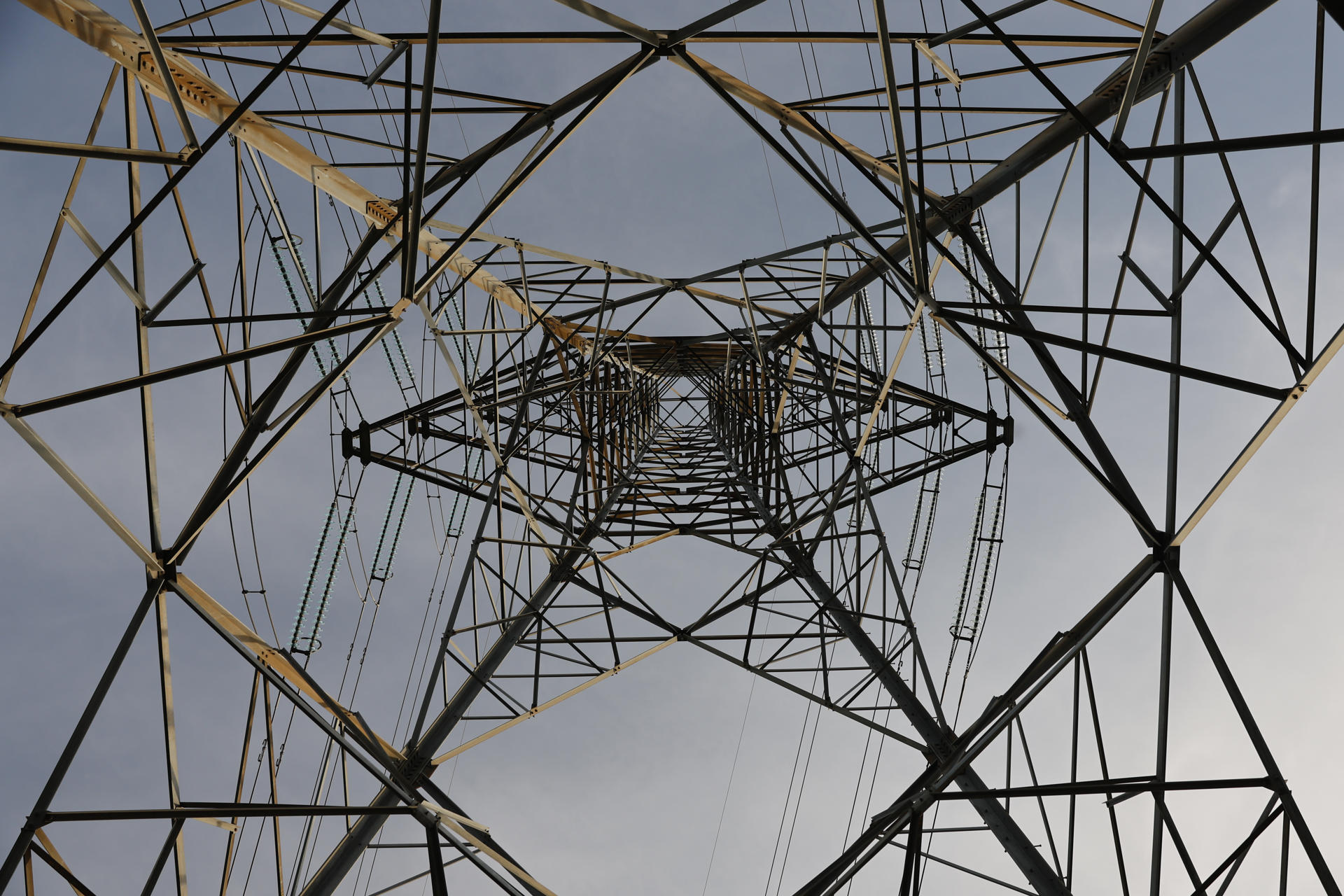 Imagen de una torre de la línea de alta tensión. EFE/ Lavandeira Jr
