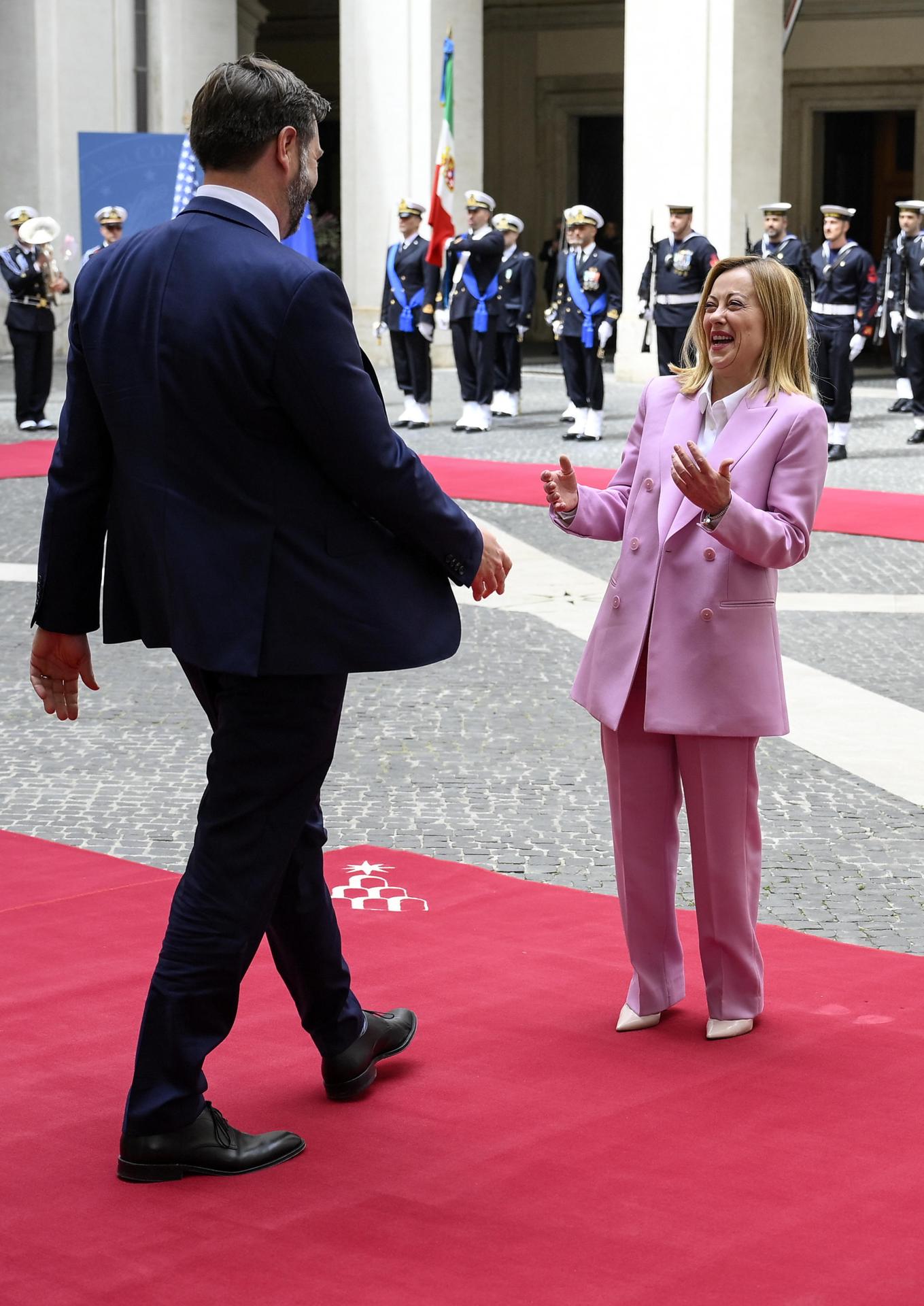 La primera ministra italiana Giorgia Meloni (D) da la bienvenida al vicepresidente de EE. UU. James David Vance (I) durante su reunión en el Palazzo Chigi en Roma, Italia, el 18 de abril de 2025. (Italy, Rome) EFE/EPA/RICCARDO ANTIMIANI