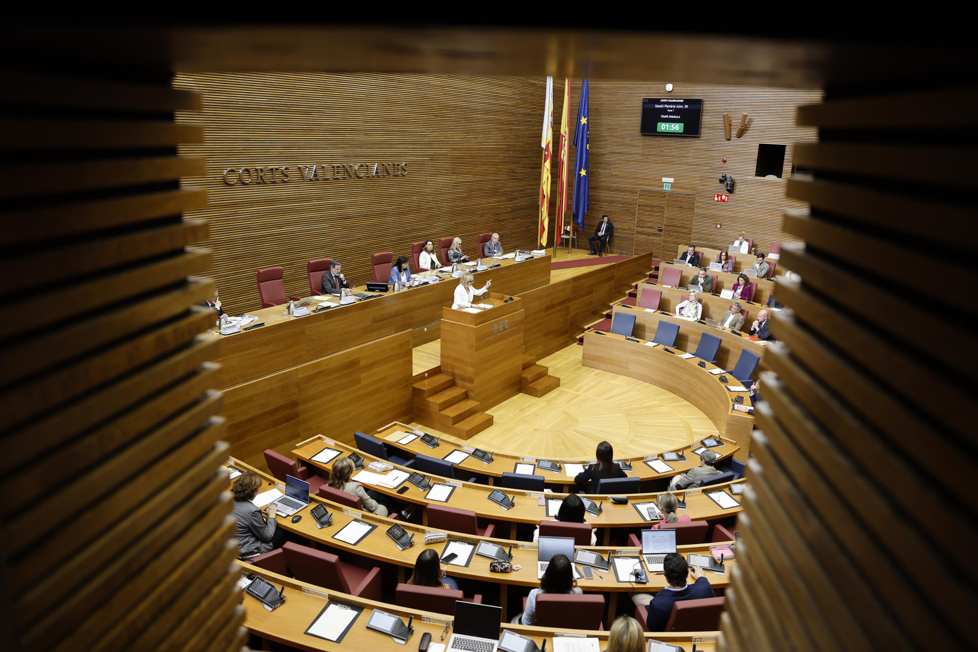 Vista general del hemiciclo durante el pleno de Les Corts Valencianes para debatir las enmiendas a la totalidad del PSPV-PSOE y Compromís a los proyectos de ley de Presupuestos de la Generalitat para 2025 y de Medidas fiscales, de gestión administrativa y financiera, y de organización de la Generalitat, a las puertas del Palau de Les Corts de Valencia este miércoles. EFE/ Ana Escobar