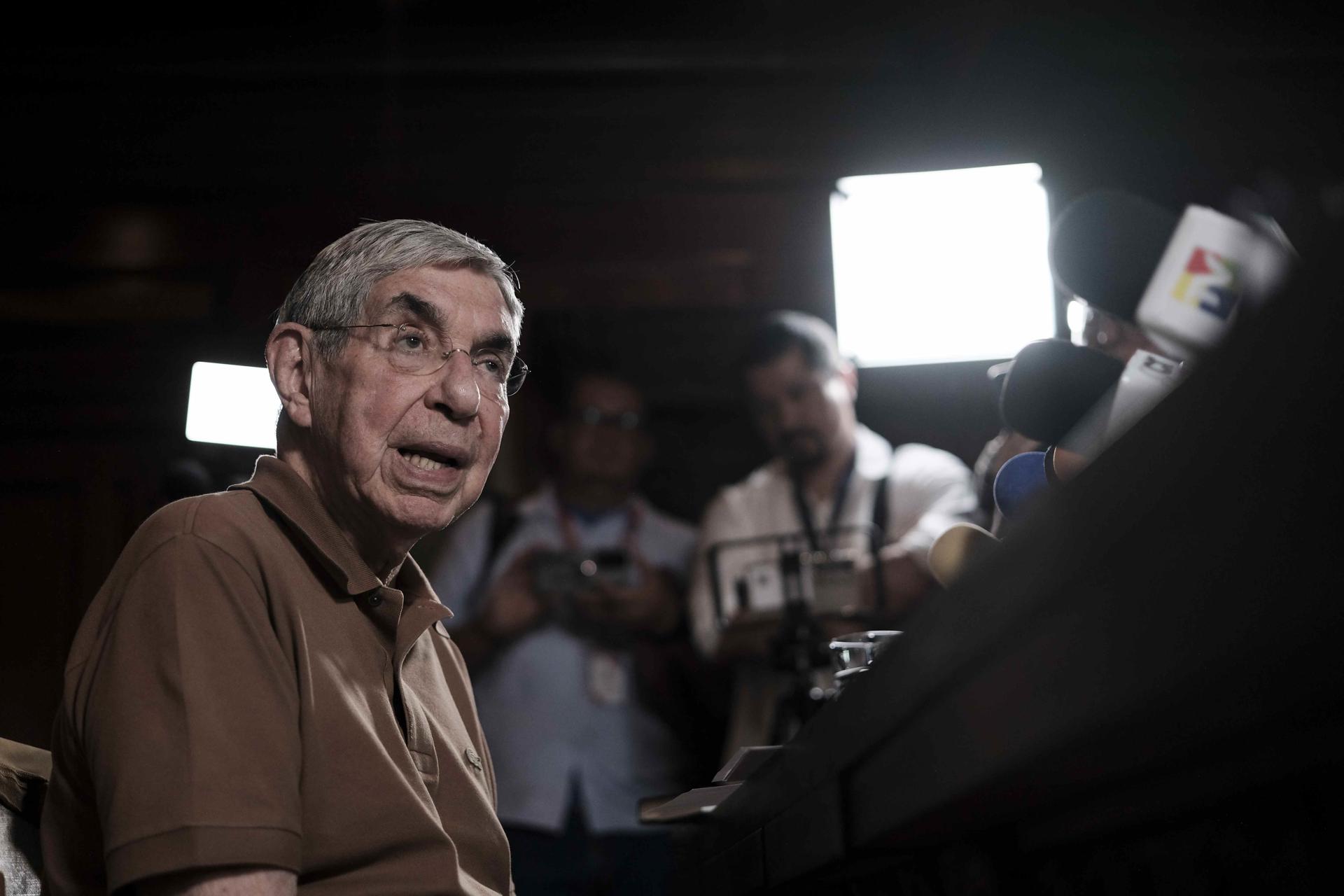 El expresidente de Costa Rica y Premio Nobel de la Paz, Óscar Arias Sánchez, habla durante una rueda de prensa este martes, en San José (Costa Rica). EFE/ Jeffrey Arguedas