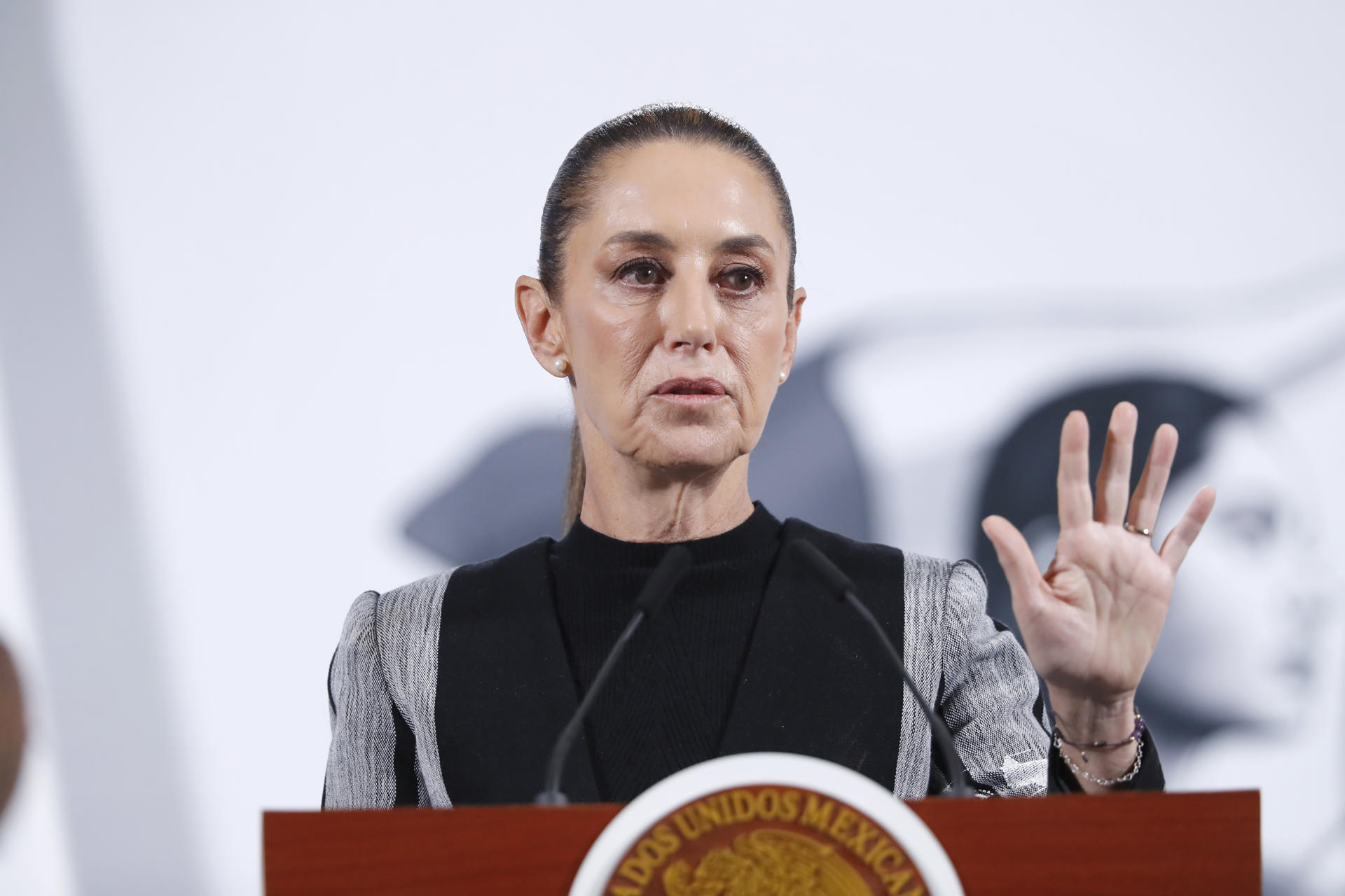 La presidenta de México, Claudia Sheinbaum, participa este martes en su conferencia matutina en Palacio Nacional de la Ciudad de México (México). EFE/Mario GUzmán