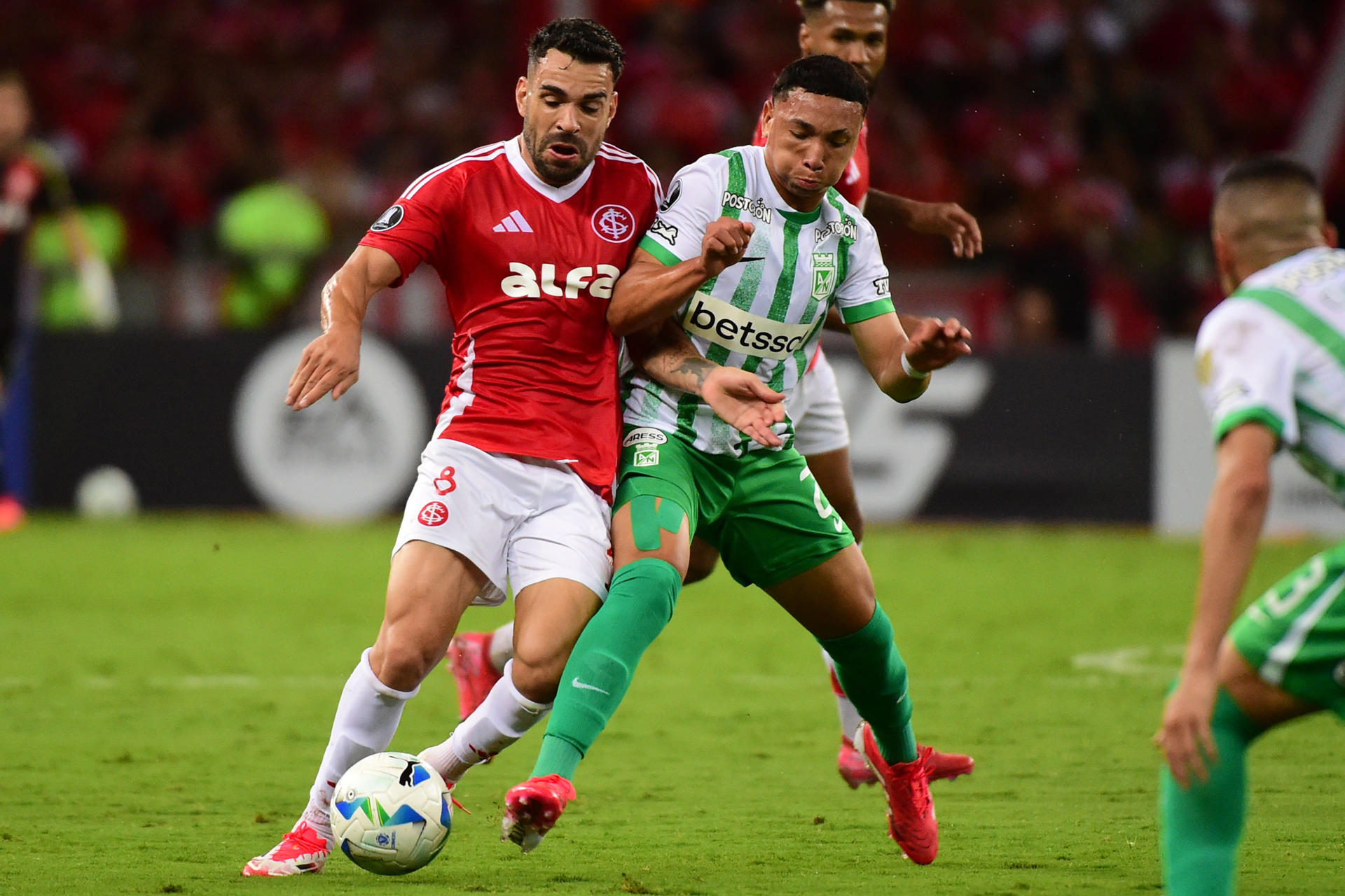 Bruno Corsini (i) de Internacional disputa el balón con Elkin Rivero de Atlético Nacional en un partido de la fase de grupos de la Copa Libertadores . EFE/ Ricardo Rimoli