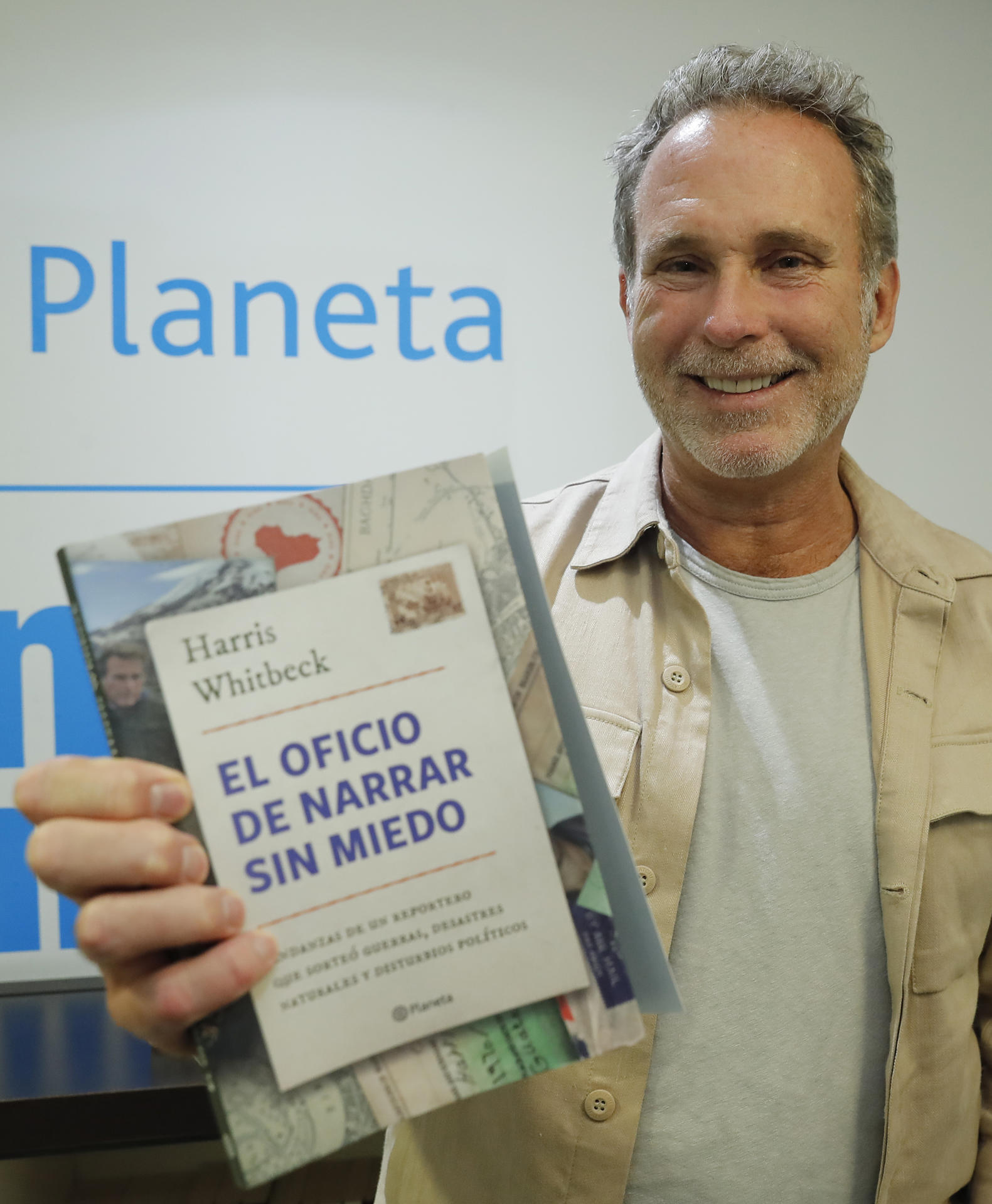 El cronista guatemalteco Harry Whitbeck posa con su libro durante de una entrevista con EFE este viernes, en Ciudad de México (México). EFE/ Mario Guzmán