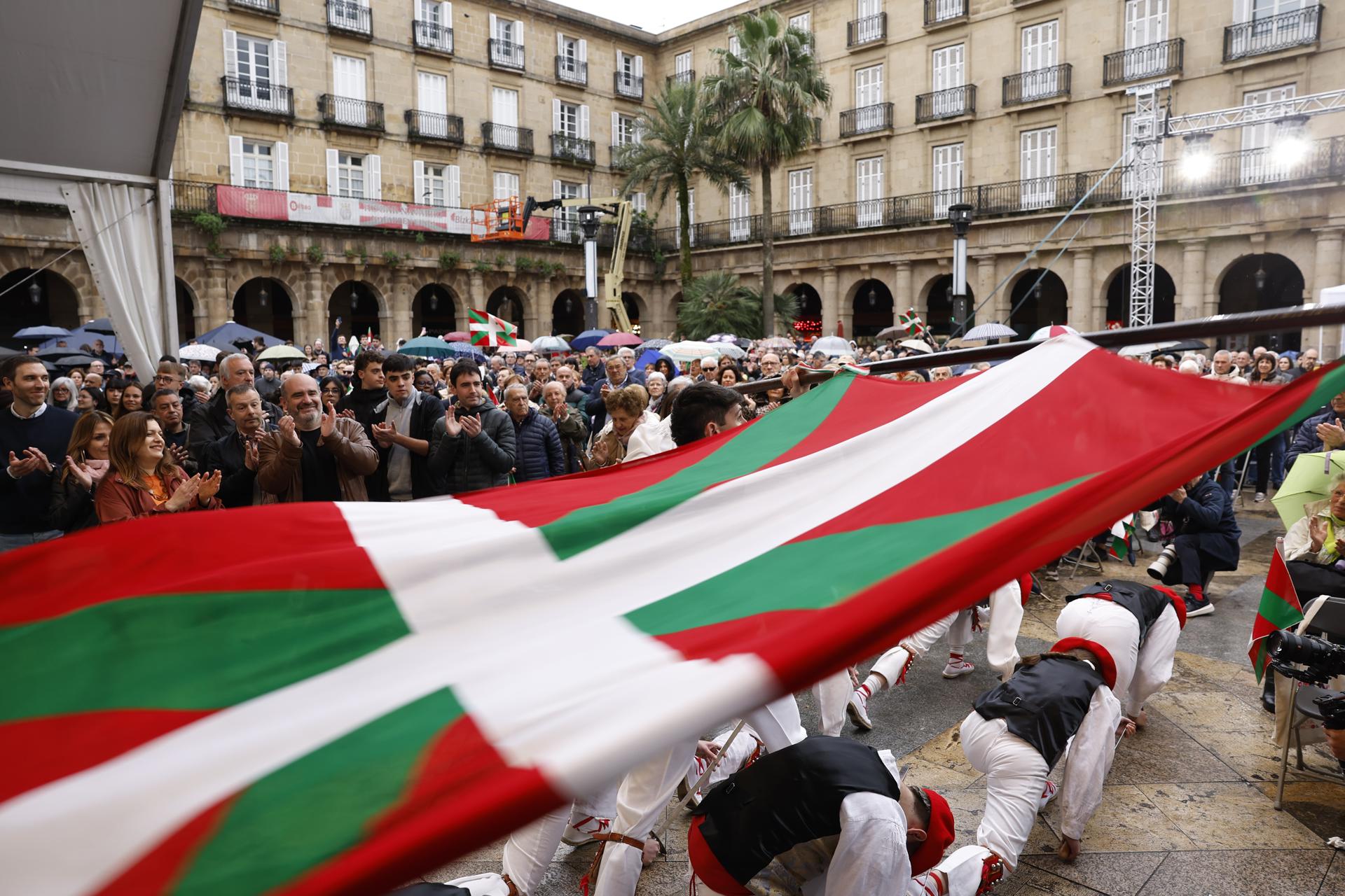 El PNV ha celebrado este domingo en Bilbao el Aberri Eguna (día de la patria vasca) con un acto político en el que han intervenido el presidente del partido, Aitor Esteban, y el lehendakari, Imanol Pradales. EFE/ Miguel Toña
