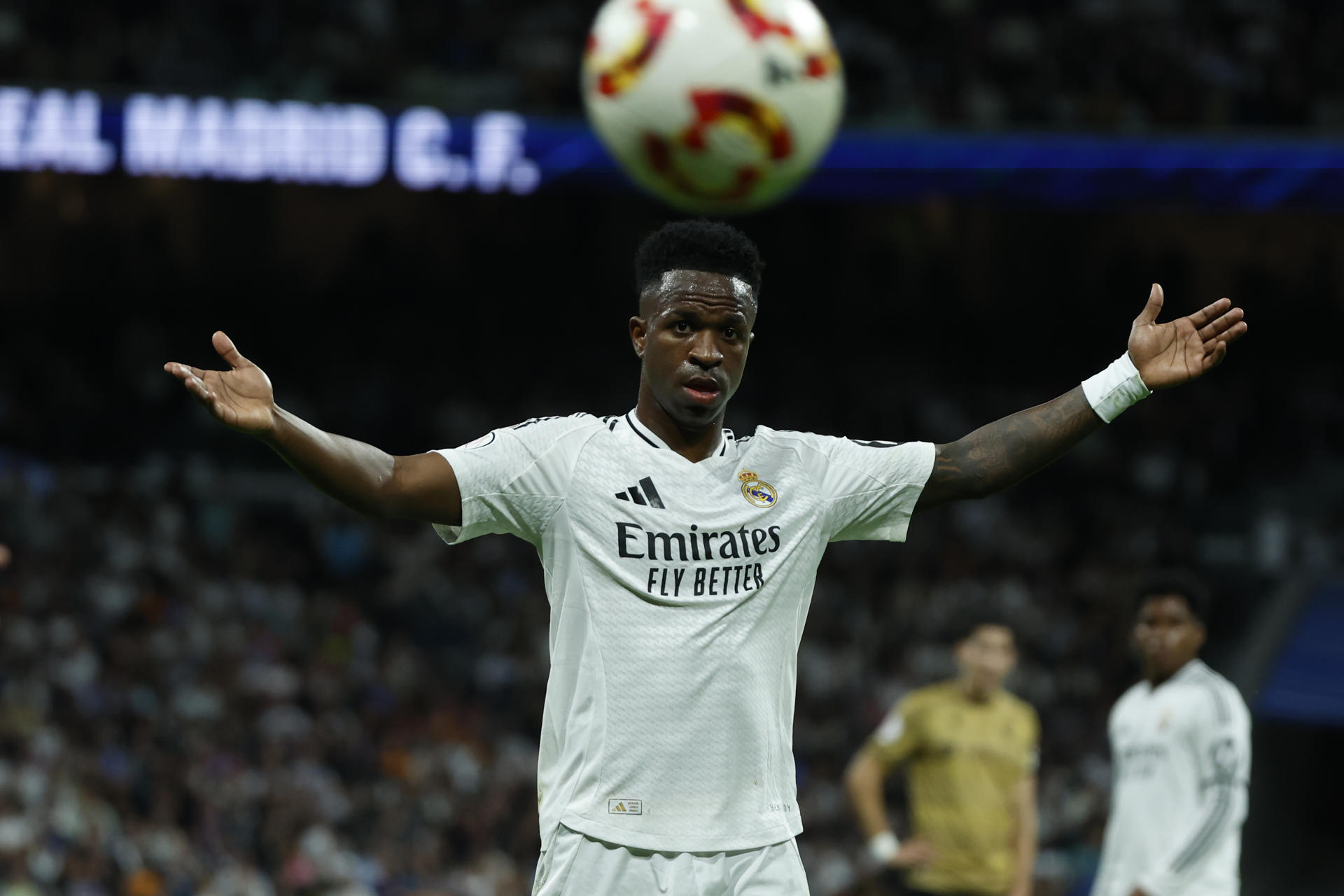El delantero brasileño del Real Madrid Vinicius Jr. reacciona durante el partido de vuelta de las semifinales de la Copa del Rey que Real Madrid y Real Sociedad en el estadio Santiago Bernabéu. EFE/ Juanjo Martin