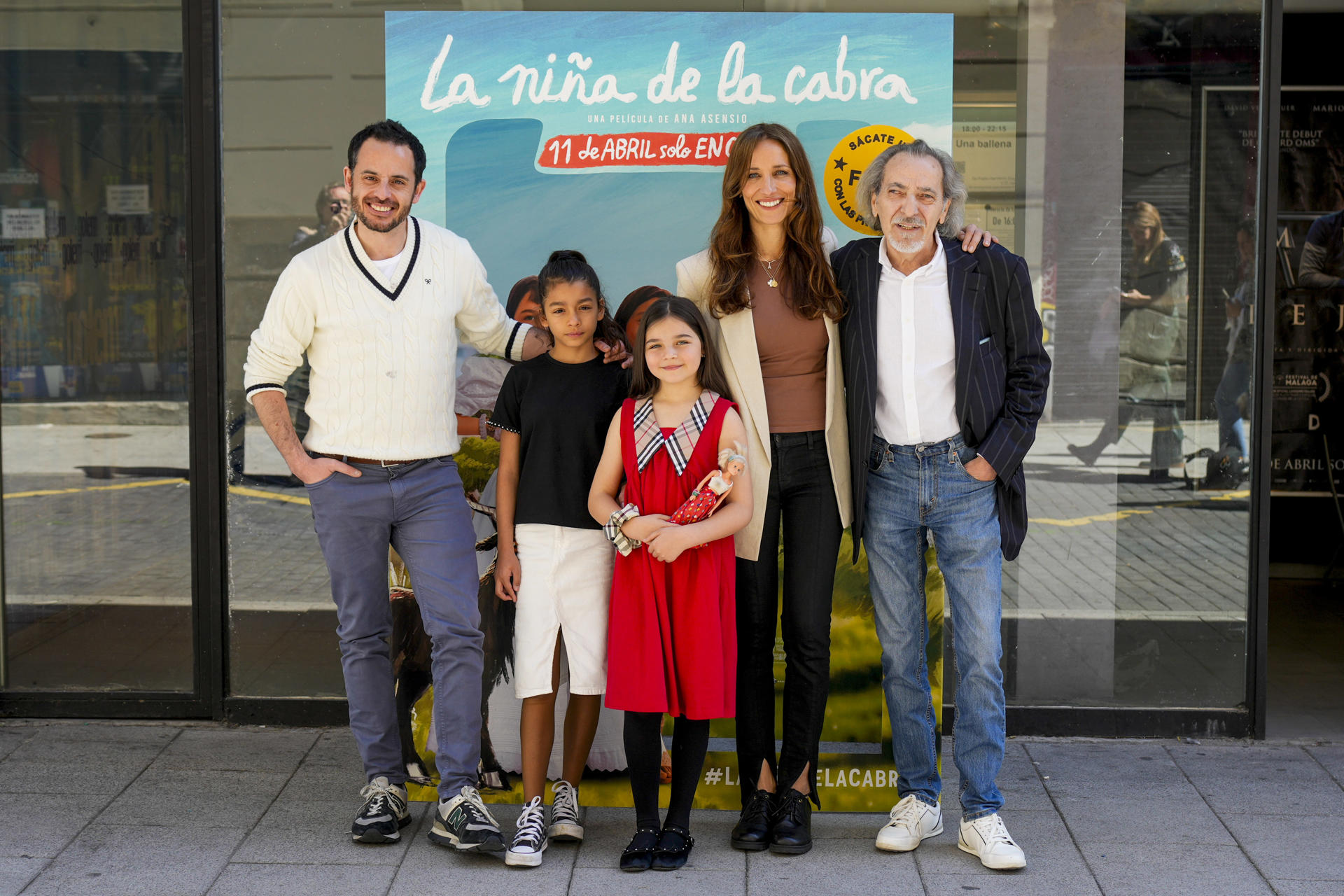 Las actrices protagonistas de "La niña de la cabra", Alessandra González (c) y Juncal Fernández (2i), posan junto a la directora, Ana Asensio (2d) y a los actores Javier Pereira (i) y Enrique Villén (d), este lunes durante el pase gráfico de la película en los cines Golem en Madrid. EFE/ Borja Sanchez-Trillo