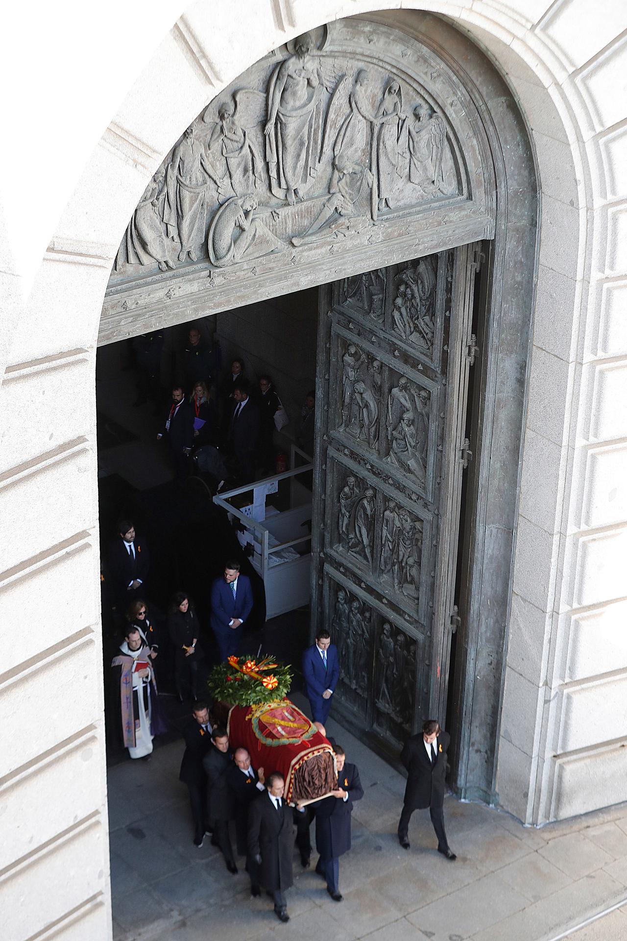 Los familiares de Franco portan el féretro con los restos mortales del dictador tras su exhumación en la basílica del Valle de los Caídos antes de su trasladado al cementerio de El Pardo-Mingorrubio para su reinhumación. Archivo EFE (24/10/2019)-Emilio Naranjo POOL