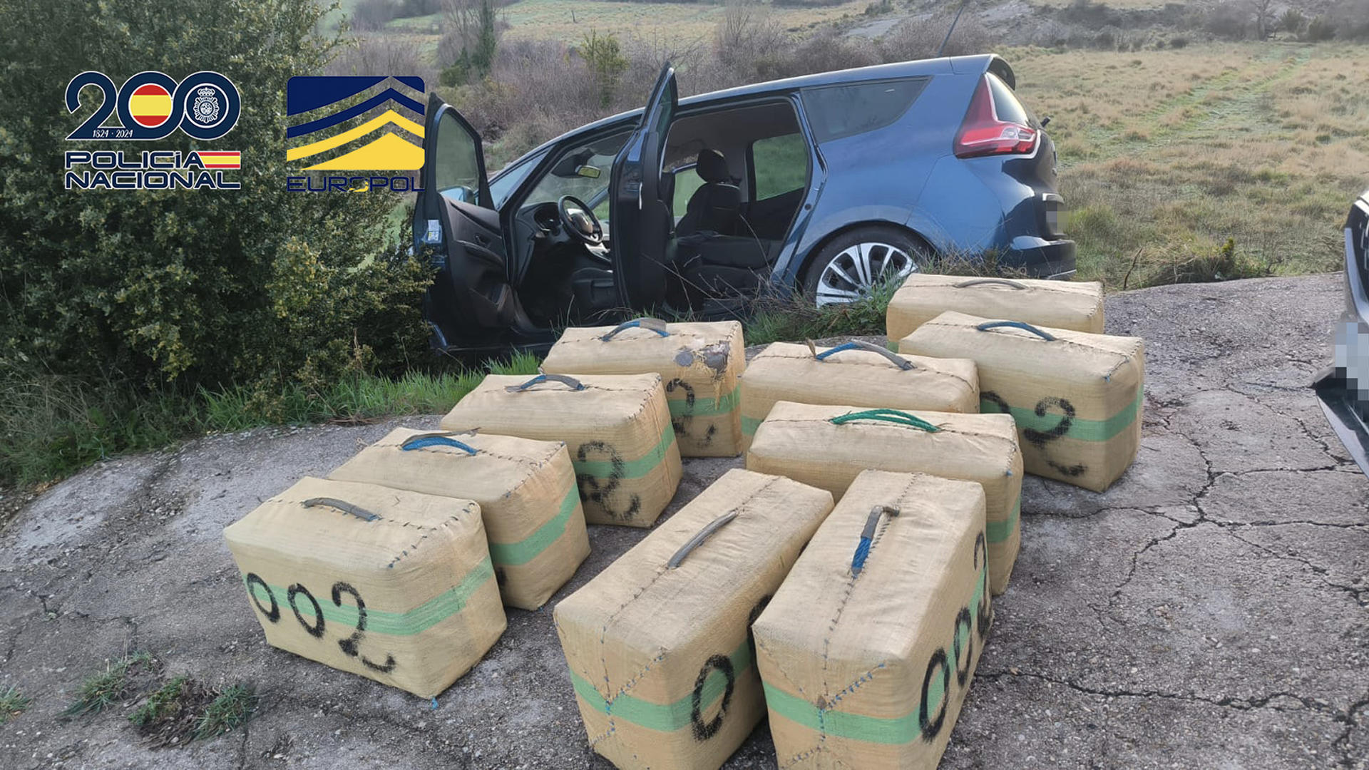 Cinco ciudadanos franceses, de entre 20 y 34 años, han sido detenidos por agentes de la Policía Nacional en las inmediaciones de Jaca (Huesca) tras ser interceptado el convoy en el transportaban 400 kilos de hachís con destino a Francia. EFE/ Policía Nacional ***SOLO USO EDITORIAL/SOLO DISPONIBLE PARA ILUSTRAR LA NOTICIA QUE ACOMPAÑA (CRÉDITO OBLIGATORIO)***