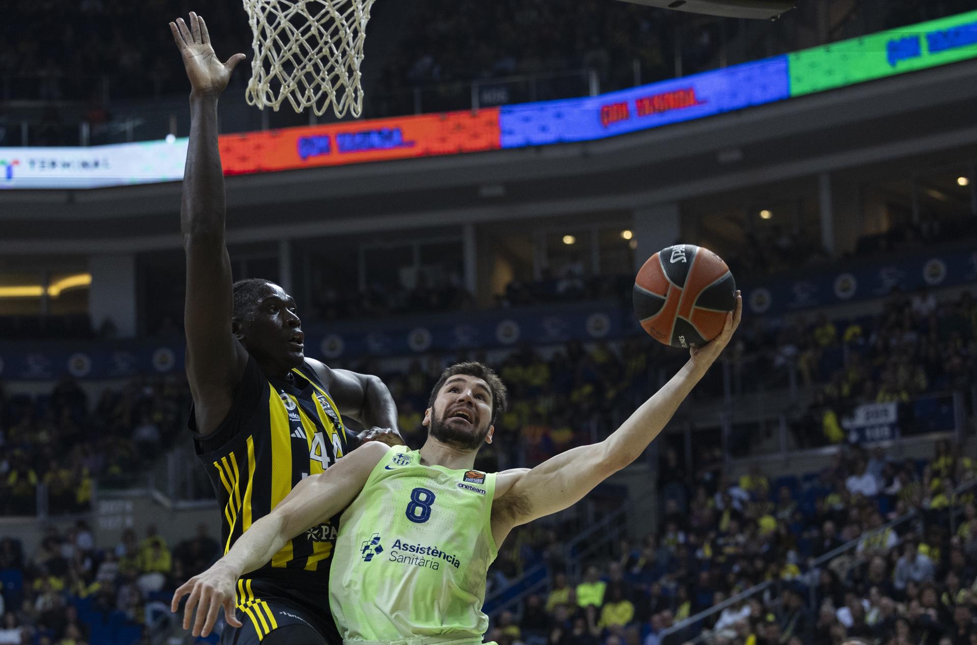 El jugador del Fenerbahce Jilson Bango (I) en acción ante Dario Brizuela (d), del Barcelona, durante el partido de la Euroliga uqe han jugado Fenerbahce y FC Barcelona Basquet en Estambul, Turquía. EFE/EPA/TOLGA BOZOGLU