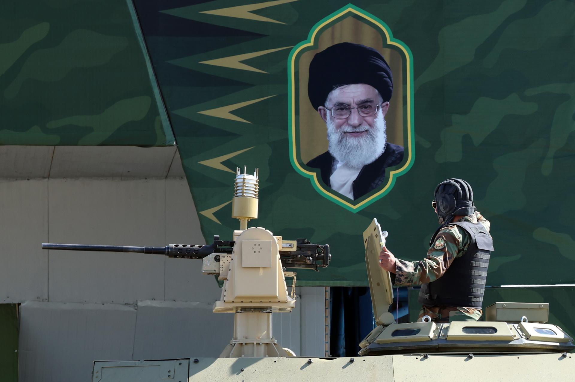Un tanque pasa ante una imagen del líder supremo iraní, el ayatolá Ali Jamenei, durante la celebración anual del Día del Ejército, en Teherán, el 18 de abril de 2025. EFE/EPA/ABEDIN TAHERKENAREH