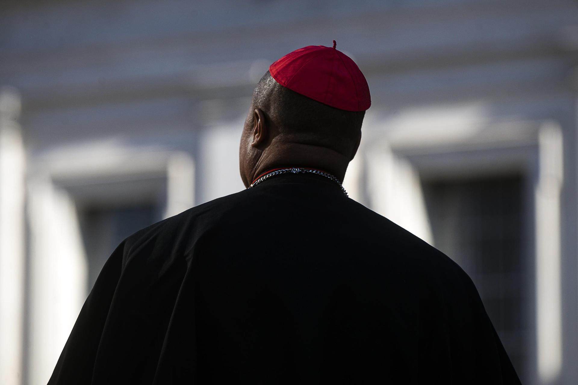 Cardenales que entran en el Vaticano para participar en la séptima congregación general de este miércoles. EFE/EPA/ANGELO CARCONI