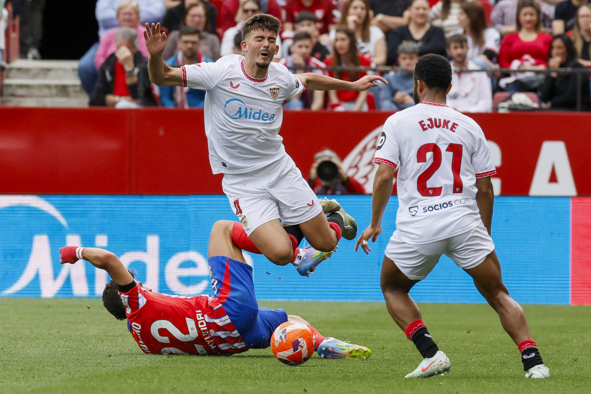 Giuliano Simeone, en el partido contra el Sevilla, en una acción con Kike Salas. EFE/ José Manuel Vidal