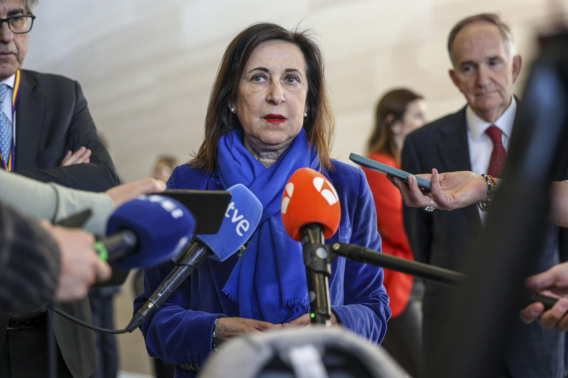 La ministra de Defensa, Margarita Robles, atiende a los medios en la OTAN tras la reunión de la coalición de Voluntarios en el marco de la reunión de ministros de Defensa de la OTAN. EFE/Pablo Garrigós