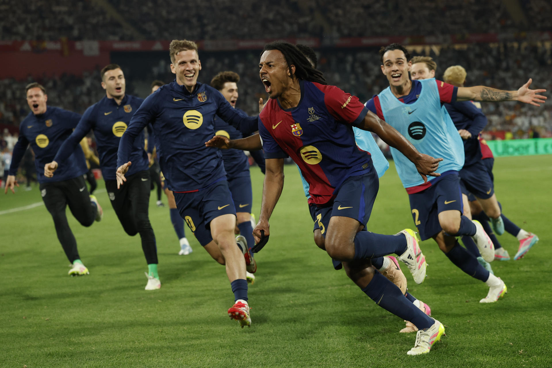 Los jugadores del FC Barcelona celebran el tercer gol del equipo blaugrana durante el encuentro correspondiente a la final de la Copa del Rey que disputaron Real Madrid y FC Barcelona en el estadio de La Cartuja, en Sevilla. EFE / Julio Muñoz.
