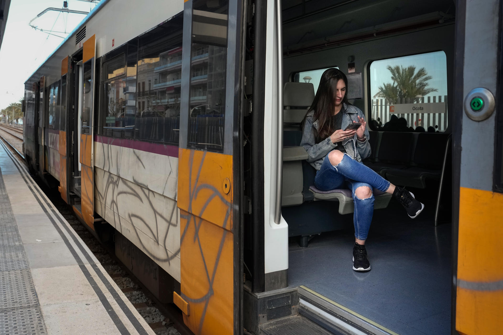 El corte de suministro eléctrico que afecta este lunes a España ha dejado sin servicio el metro y todas las líneas de ferrocarril en Barcelona. En la imagen aspecto de la estación de Rodalíes de Ocata. EFE/ Enric Fontcuberta