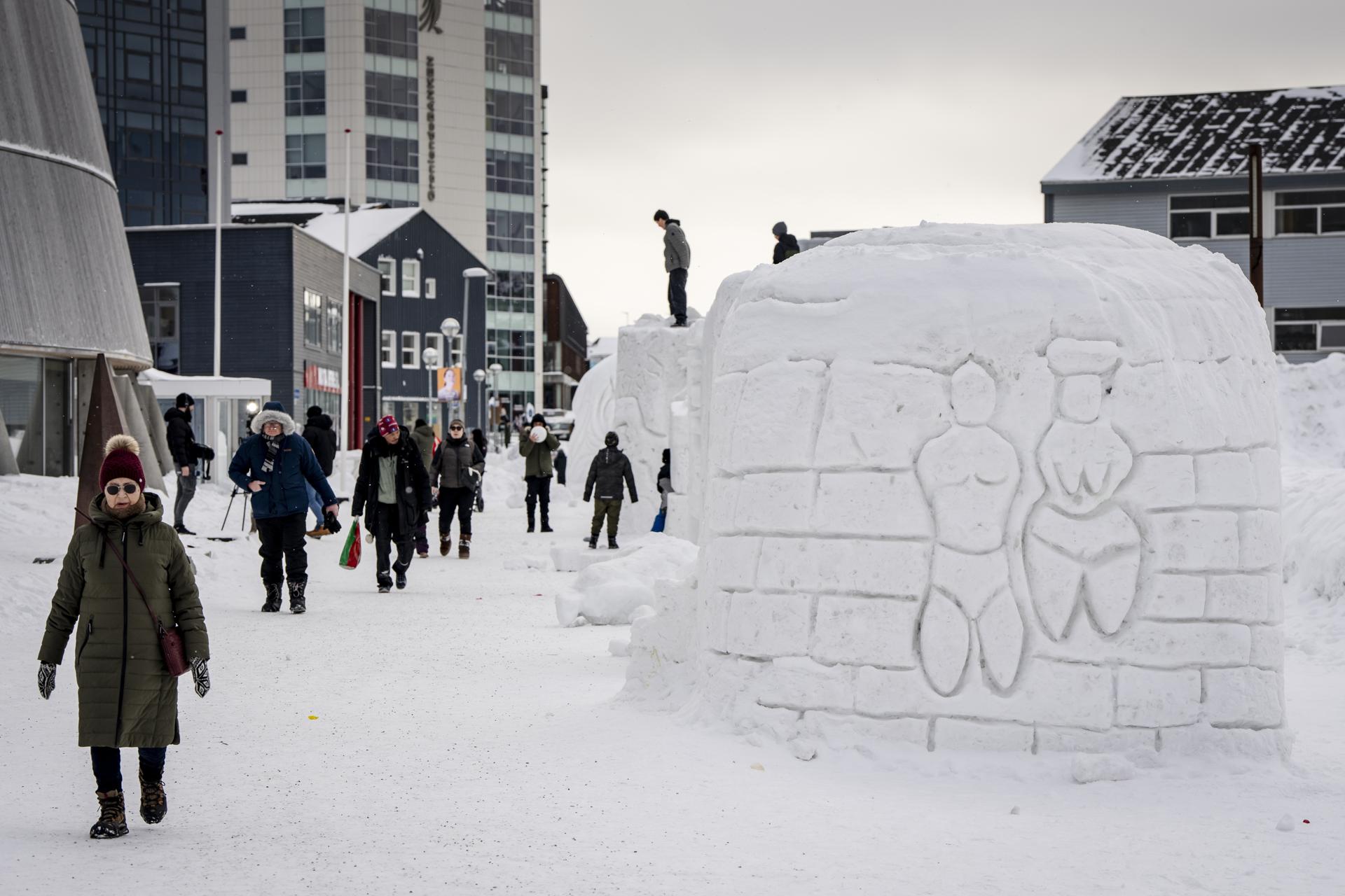 Fotografía de archivo, tomada el pasado 7 de marzo, de un grupo de ciudadanos groenlandeses, al caminar por una calle de Nuuk, capital de Groenlandia. EFE/Mads Claus Rasmussen