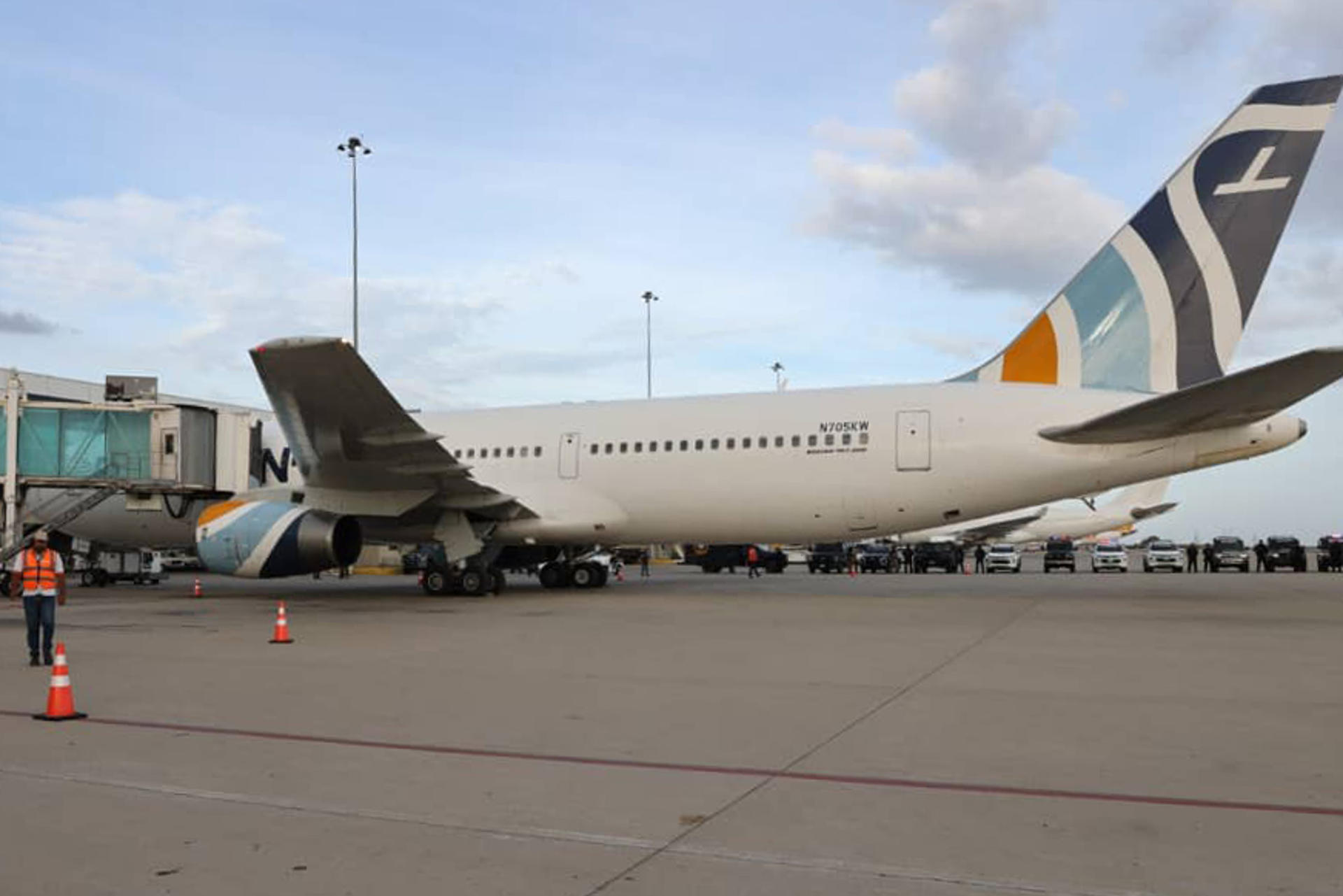 Fotografía cedida por Prensa del Ministerio de Interior, Justicia y Paz, donde se observa un avión estadounidense en el Aeropuerto Internacional Simón Bolívar este viernes, en La Guaira (Venezuela). EFE/ PRENSA MINISTERIO INTERIOR JUSTICIA Y PAZ