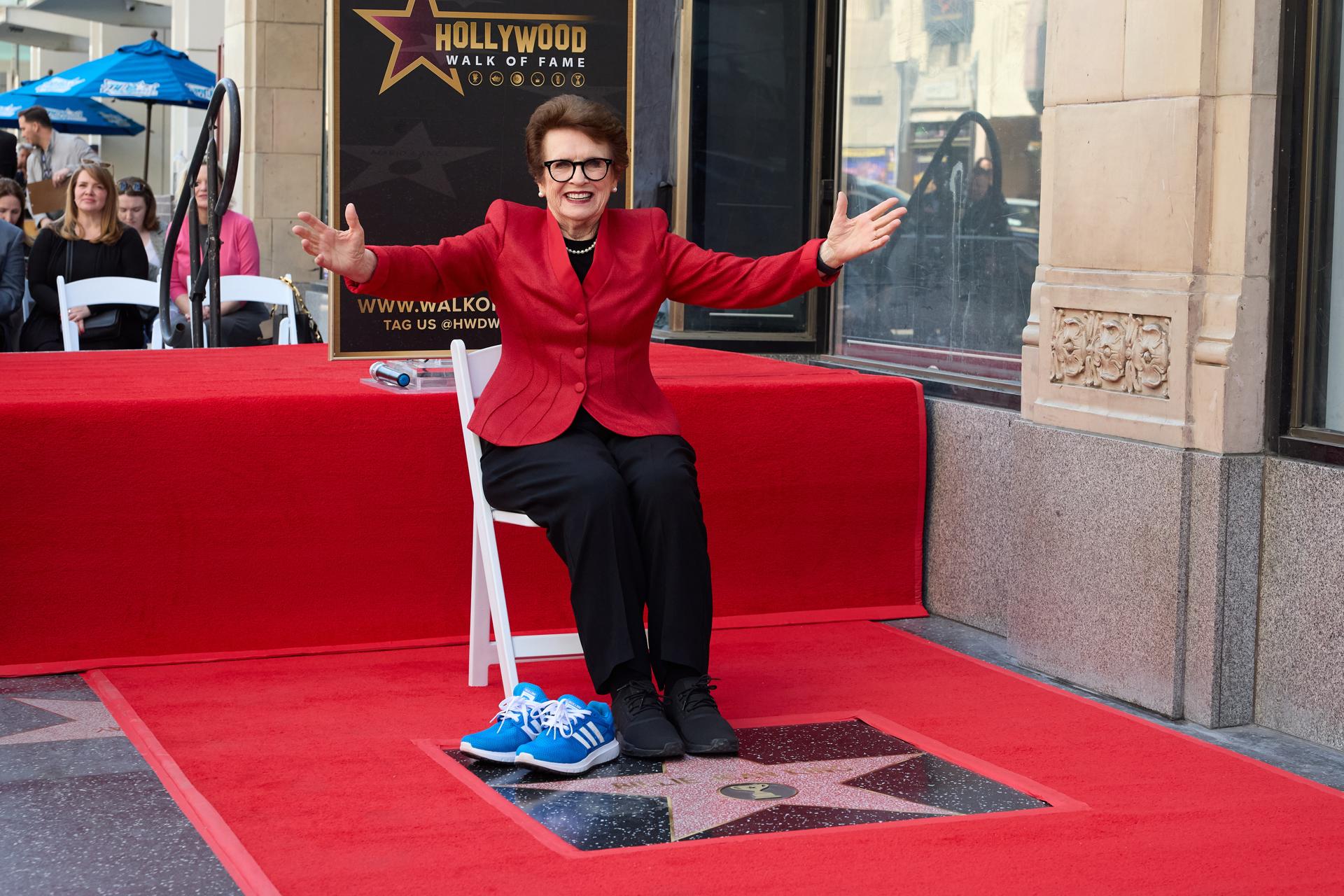 La leyenda del tenis Billie Jean King durante la ceremonia en la que se instaló una estrella con su nombre en el Paseo de la Fama de Hollywood (Los Ángeles, EE.UU.). EFE/EPA/ALLISON DINNER