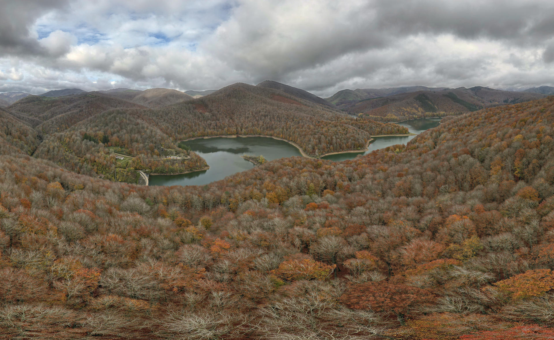 Bajo un cielo gris, el pantano de Irabia (Navarra) se viste de Otoño en todo su esplendor en una imagen de archivo. EFE/ Jesús Diges