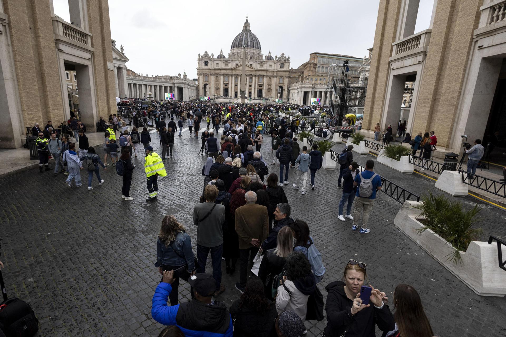 La gente hace fila para entrar en la Basílica de San Pedro y rendir homenaje al difunto Papa Francisco, que yace en la Basílica de San Pedro, en la Ciudad del Vaticano, este jueves. Los fieles y simpatizantes podrán rendir homenaje al Papa Francisco, fallecido el 21 de abril de 2025 a los 88 años, hasta su funeral el 26 de abril en la plaza frente a la basílica.-EFE/ Massimo Percossi