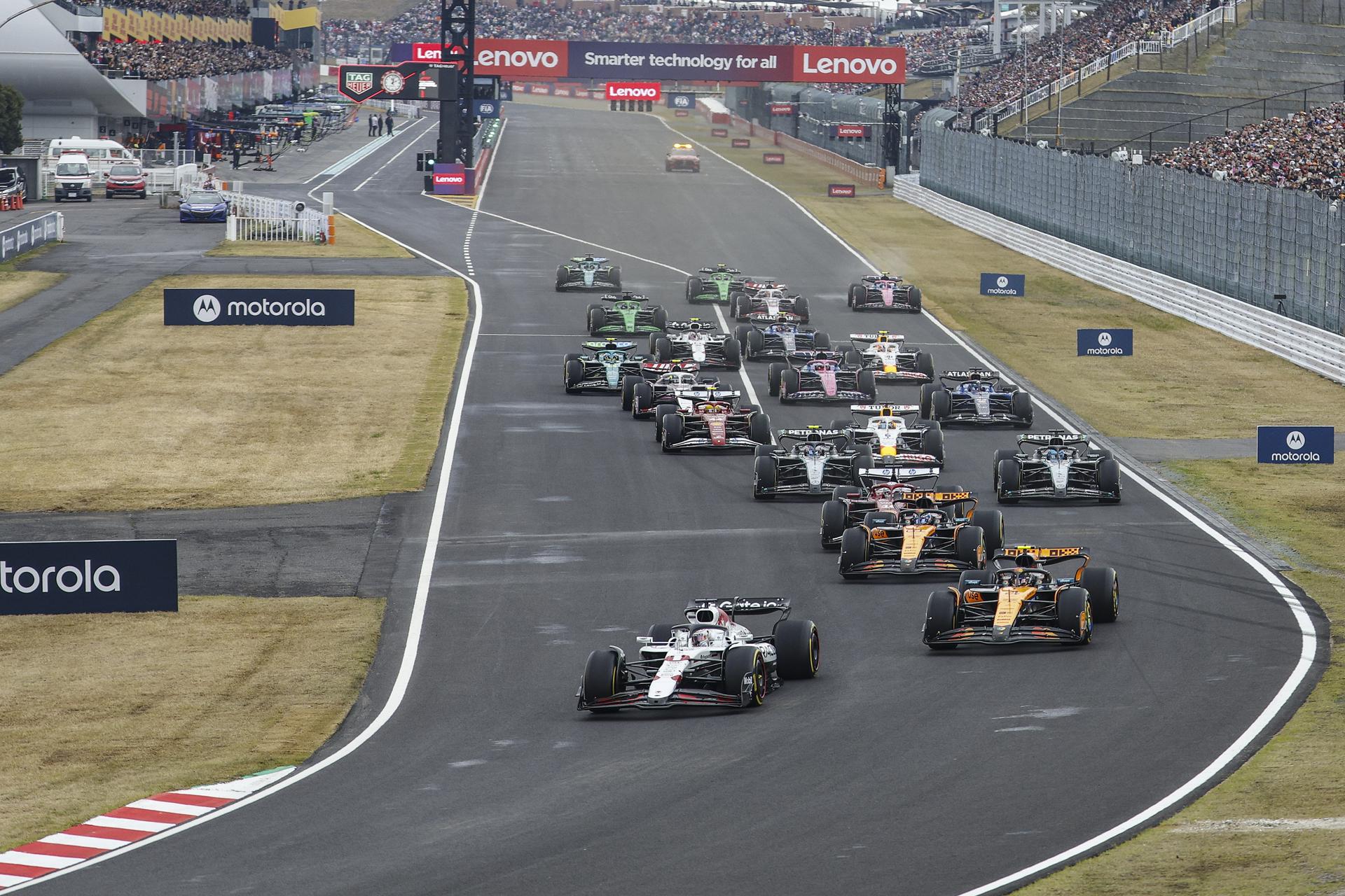El piloto neerlandés de Red Bull Racing, Max Verstappen, por delante de los McLaren de Lando Norris y Oscar Piastri, tal y como finalizó el el Gran Premio de Japón de Fórmula 1 en el Circuito de Suzuka. EFE/EPA/FRANCK ROBICHON