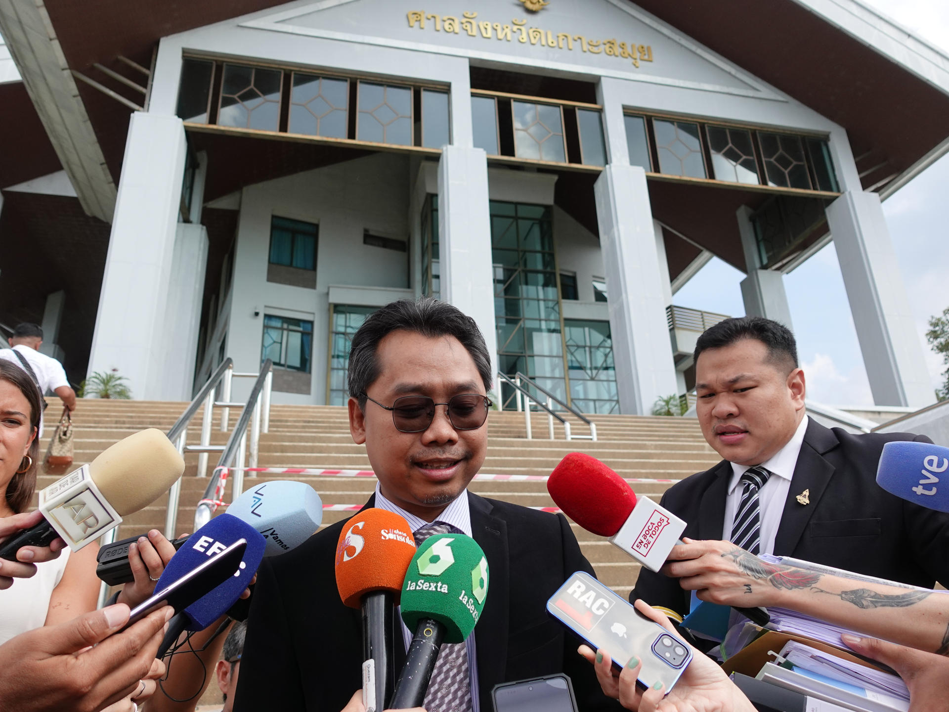 Fotografía de archivo, tomada el 01/05/2024, que muestra al abogado de oficio a cargo del joven español Daniel Sancho, Apirchat Srinual, atendiendo a los medios en el tribunal de Samui en Tailandia. EFE/ Sitthipong Charoenjai