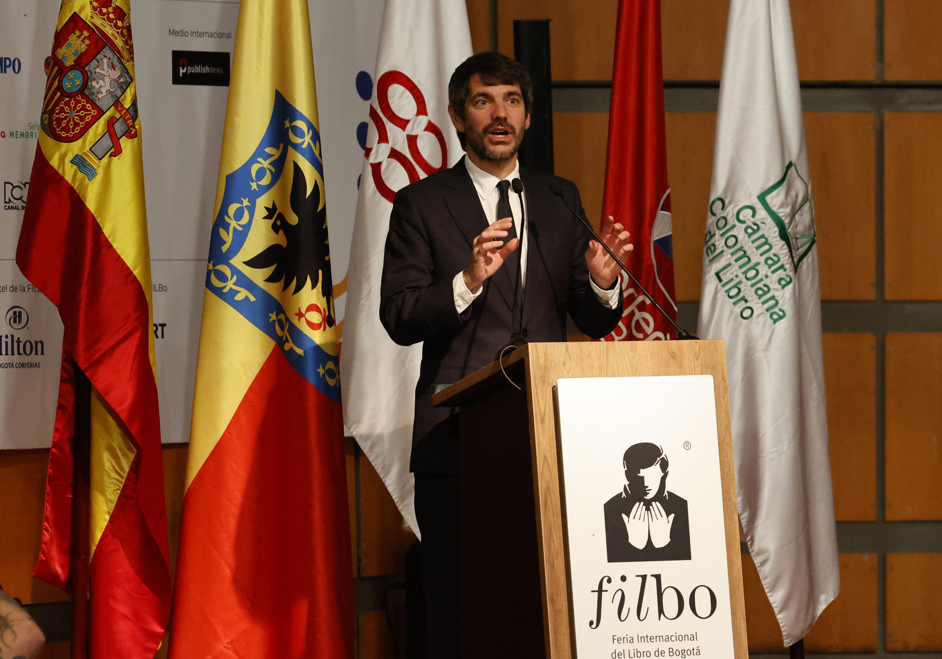 El ministro de Cultura de España, Ernest Urtasun, habla durante la inauguración de la XXXVII Feria Internacional del Libro de Bogotá (FilBo), que tiene a España como país invitado de honor, este viernes en Bogotá (Colombia). EFE/Mauricio Dueñas Castañeda
