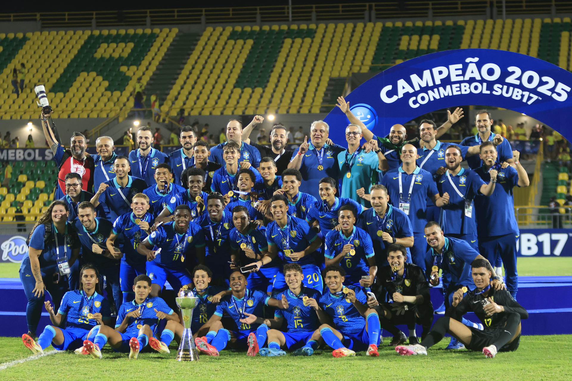 Los jugadores de la selección sub-17 de fútbol de Brasil celebran este sábado la conquista por decimocuarta vez del Campeonato Sudamericano de la categoría al vencer en tanda de penaltis a Colombia tras igualar 1-1 en el tiempo reglamentario del partido jugado en la ciudad caribeña de Cartagena. EFE/ Ricardo Maldonado Rozo