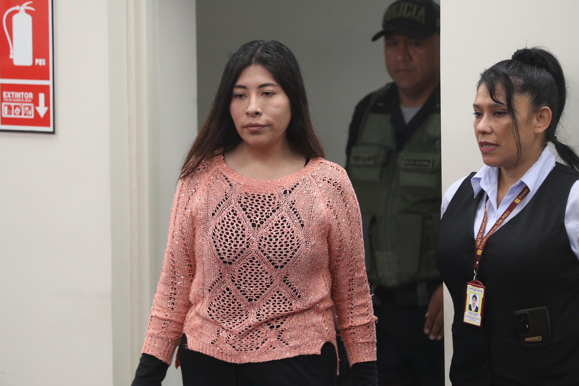 La ex primera ministra de Pedro Castillo, Betssy Chávez, ingresa a la sala de audiencia, en una fotografía de archivo. EFE/ Paolo Aguilar